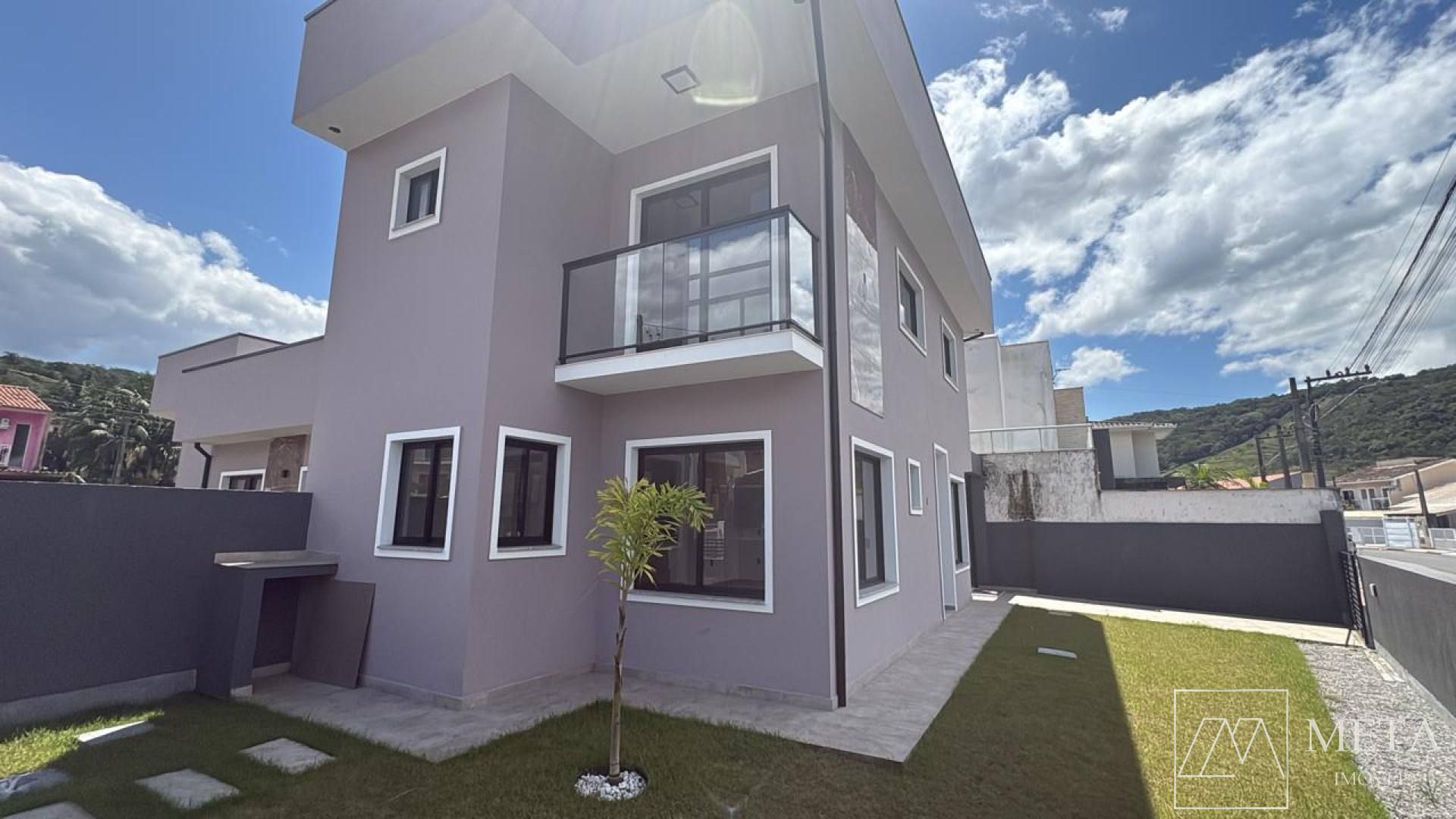 Sobrado com 3 dormitórios (1 suíte) em Potecas - São José/SC