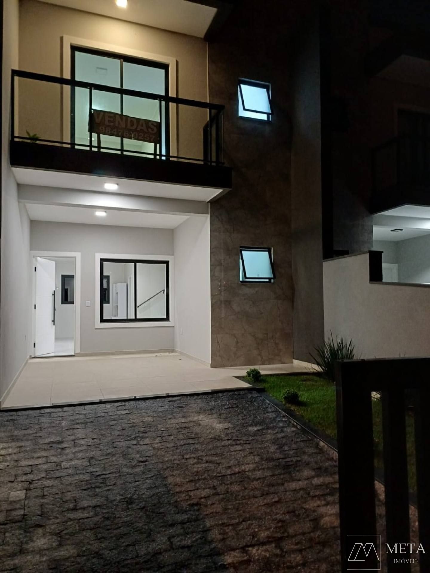 Sobrado com 2 dormitórios (1 suíte) em Forquilhas - São José/SC