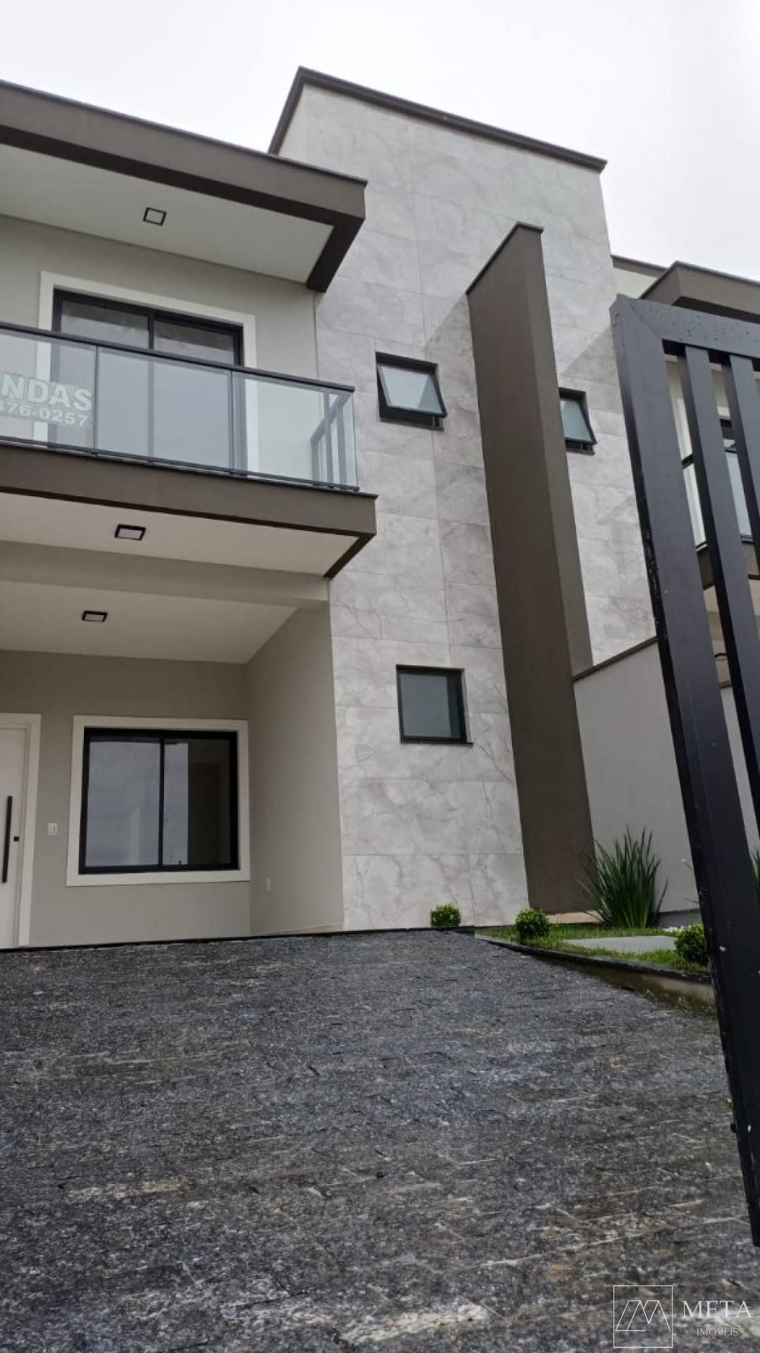 Sobrado com 2 dormitórios (1 suíte) em Forquilhas - São José/SC