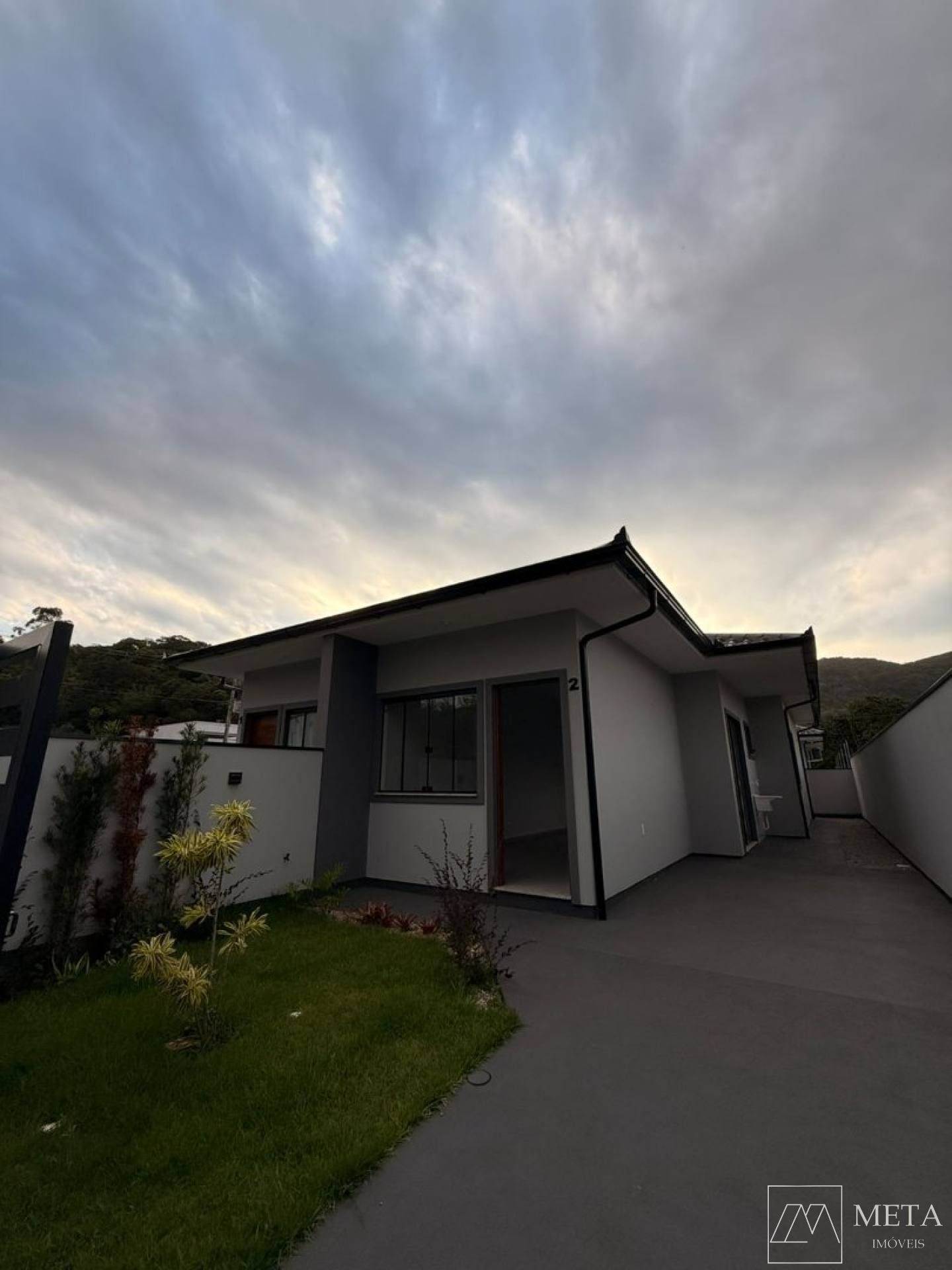 Casa com 2 dormitórios (1 suíte) em Forquilhas - São José/SC