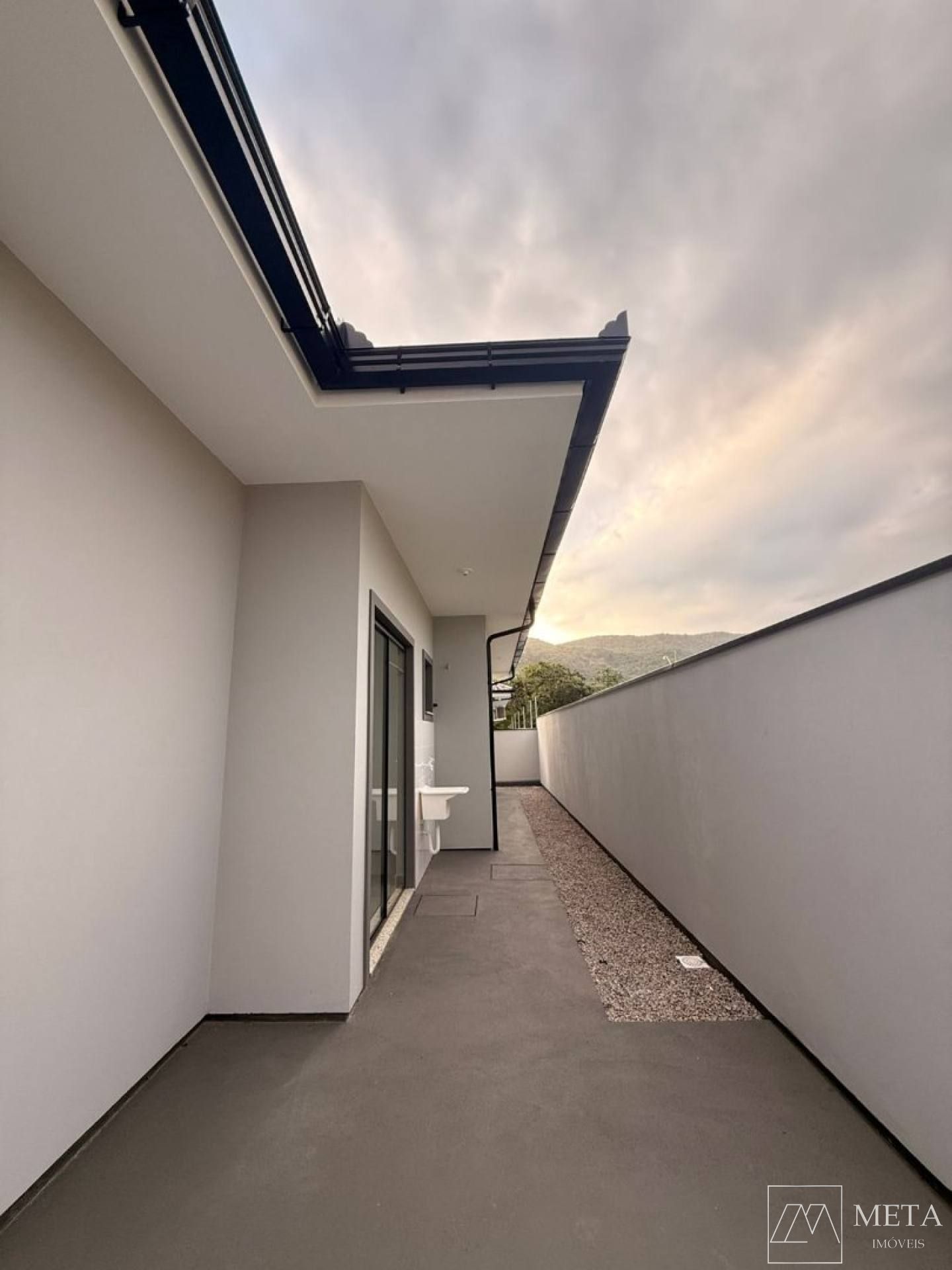 Casa com 2 dormitórios (1 suíte) em Forquilhas - São José/SC