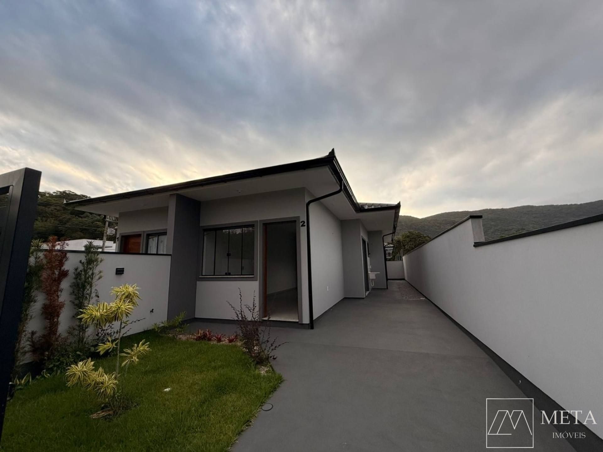 Casa com 2 dormitórios (1 suíte) em Forquilhas - São José/SC