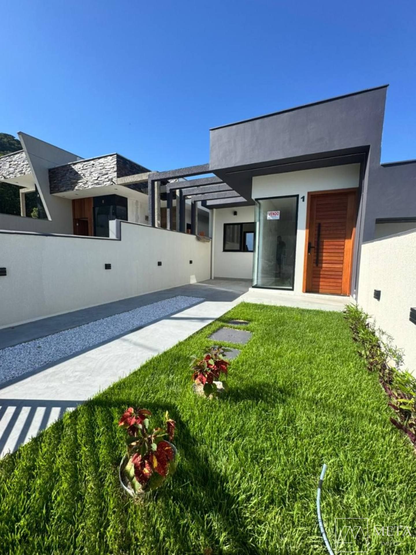 Casa com 2 dormitórios (1 suíte) em Forquilhas - São José/SC