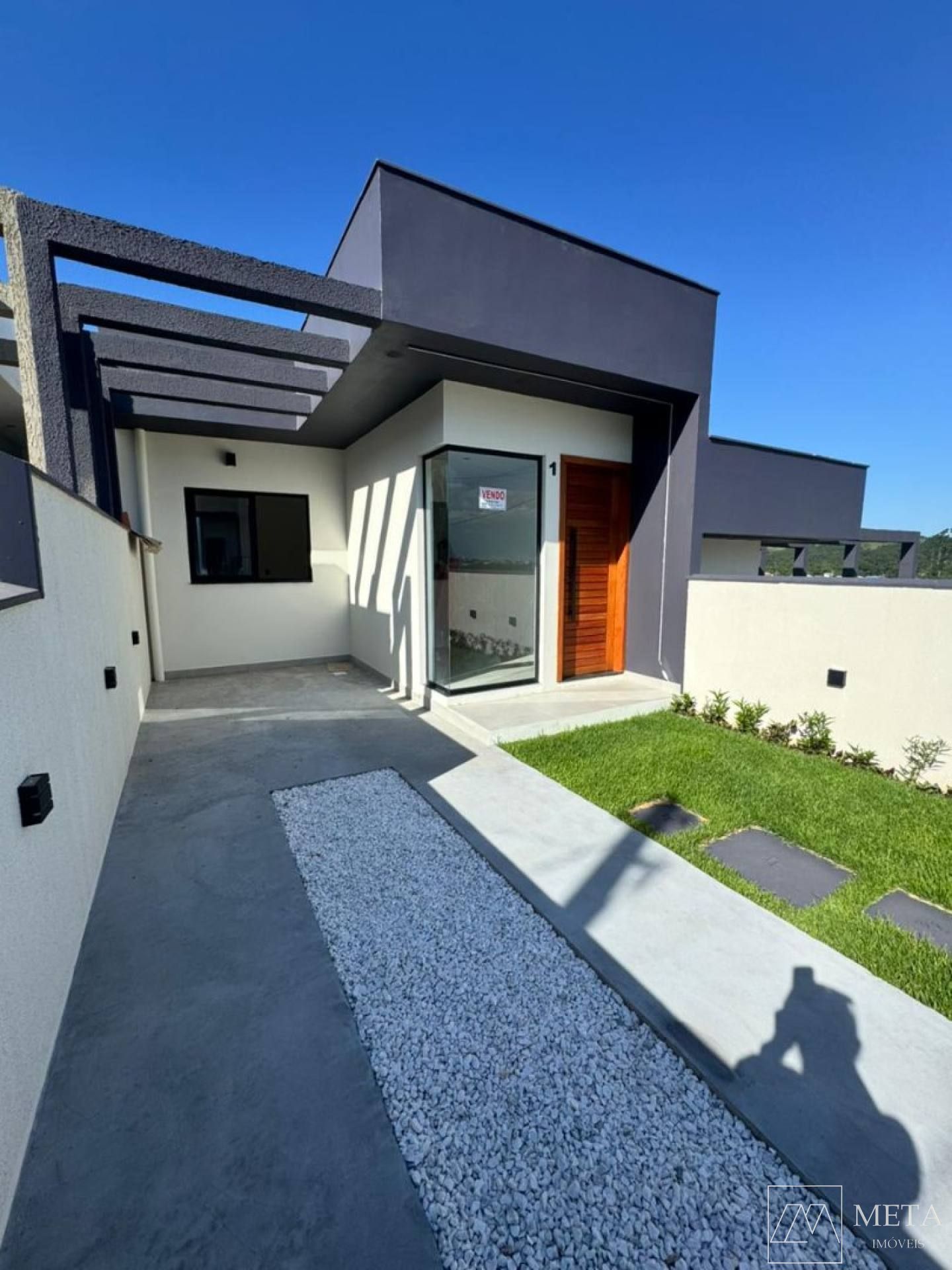 Casa com 2 dormitórios (1 suíte) em Forquilhas - São José/SC