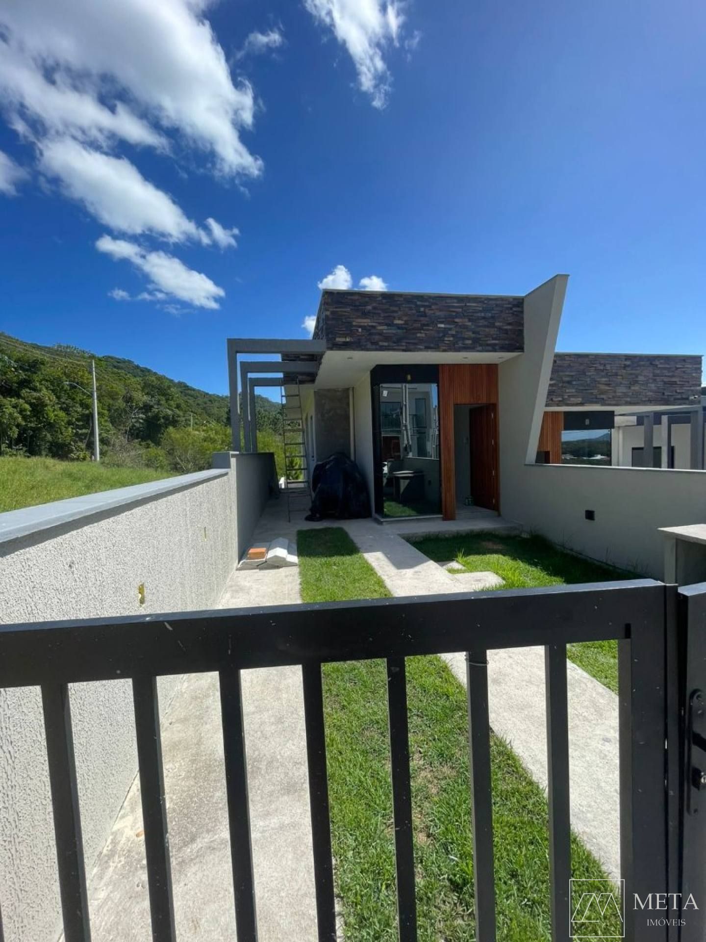 Casa com 2 dormitórios (1 suíte) em Forquilhas - São José/SC