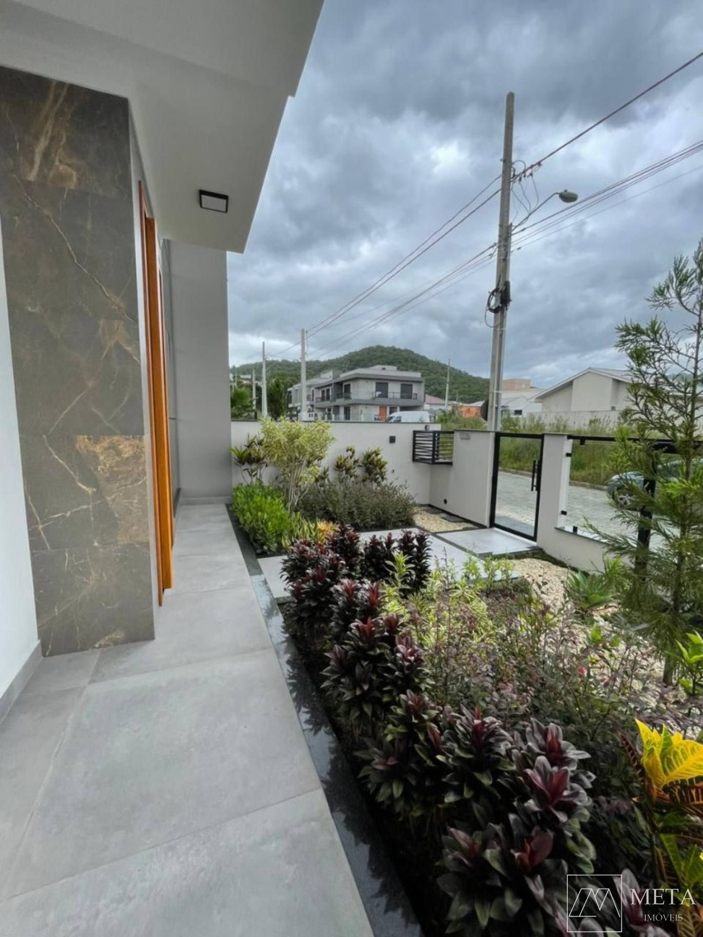 Casa alto padrão 3 dormitórios (1 suíte) em Forquilhas - São José/SC