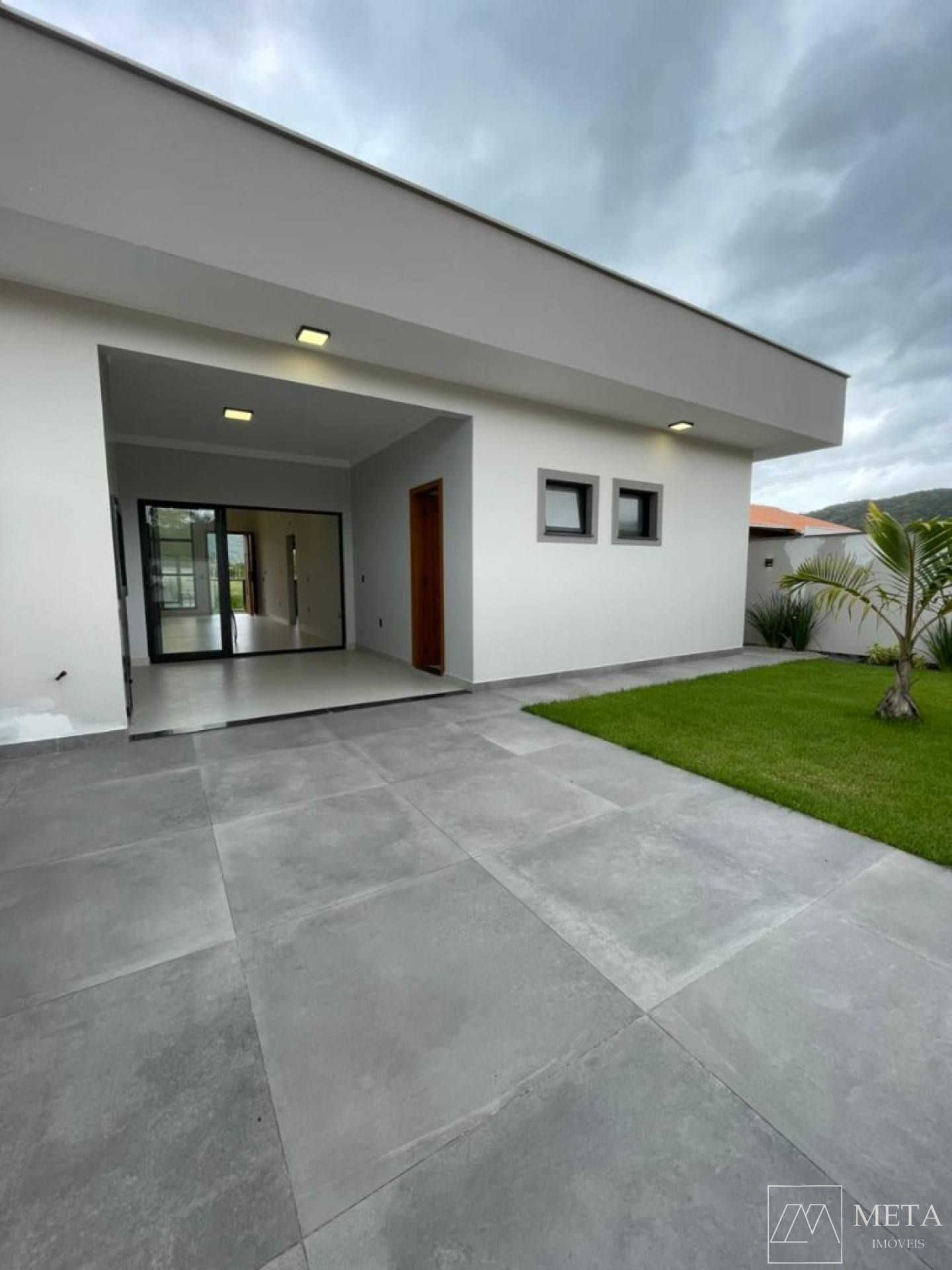 Casa alto padrão 3 dormitórios (1 suíte) em Forquilhas - São José/SC