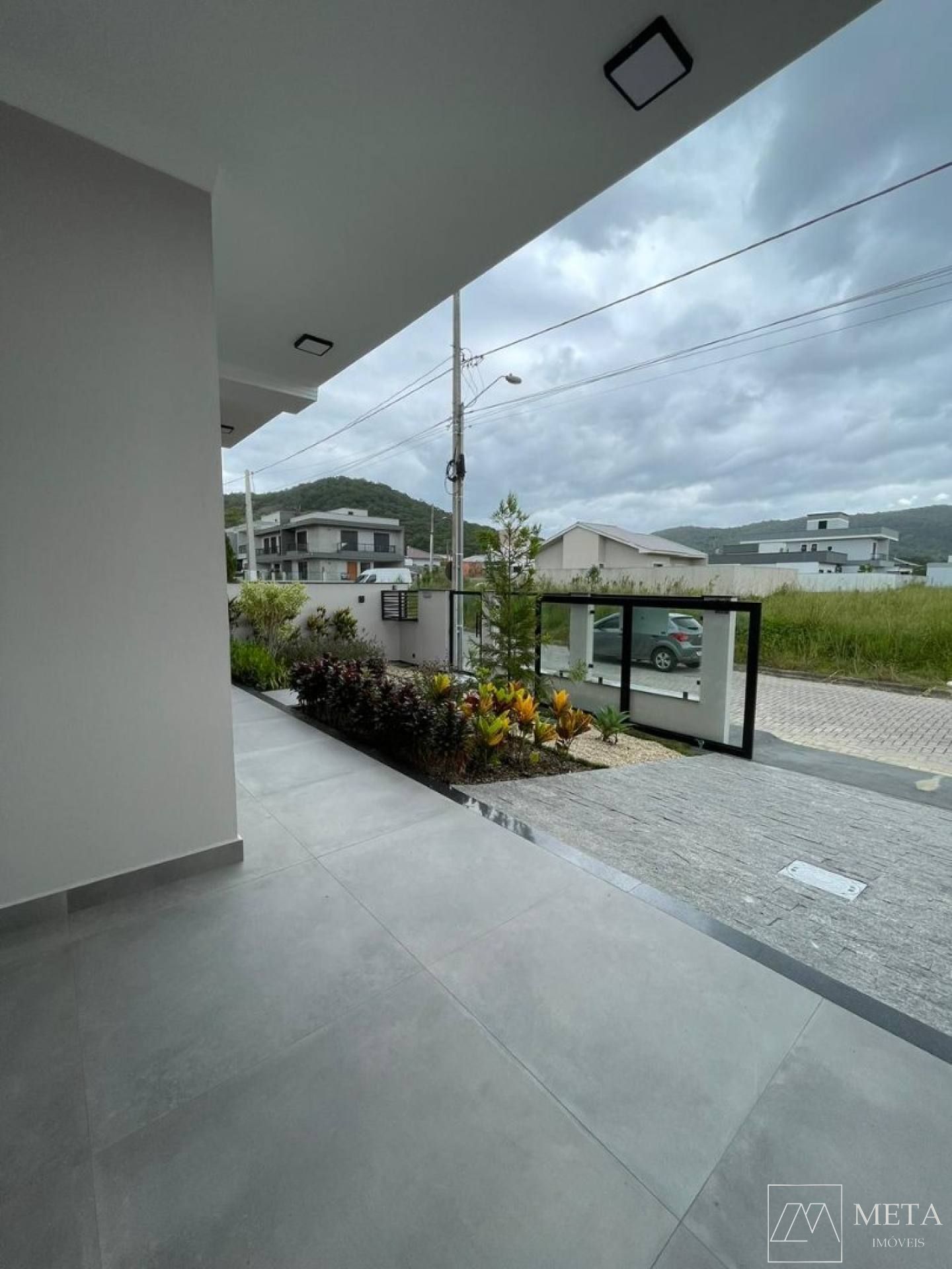 Casa alto padrão 3 dormitórios (1 suíte) em Forquilhas - São José/SC