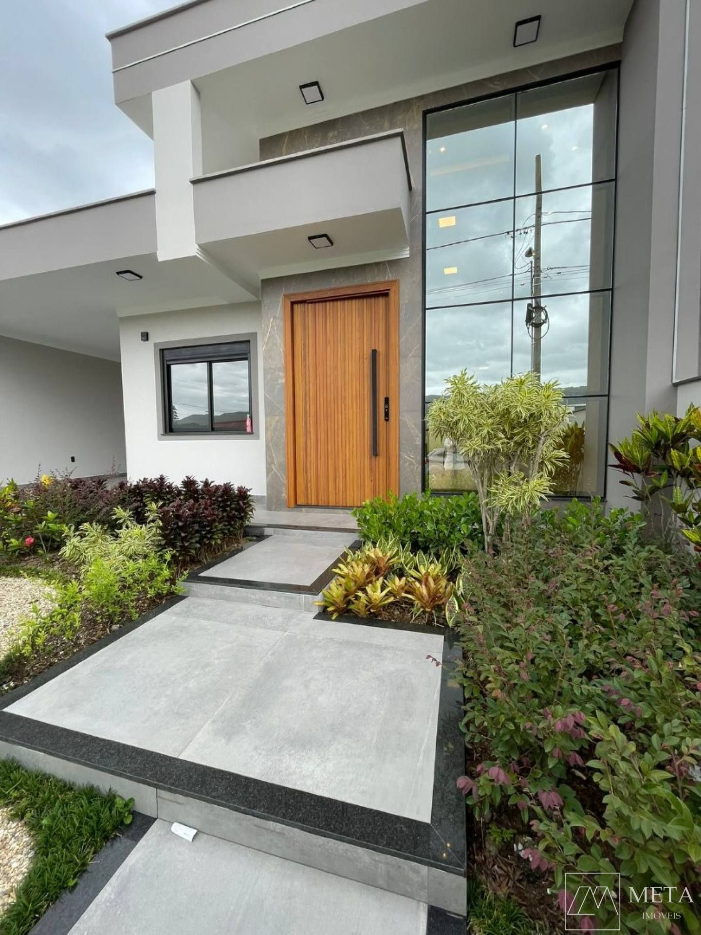 Casa alto padrão 3 dormitórios (1 suíte) em Forquilhas - São José/SC