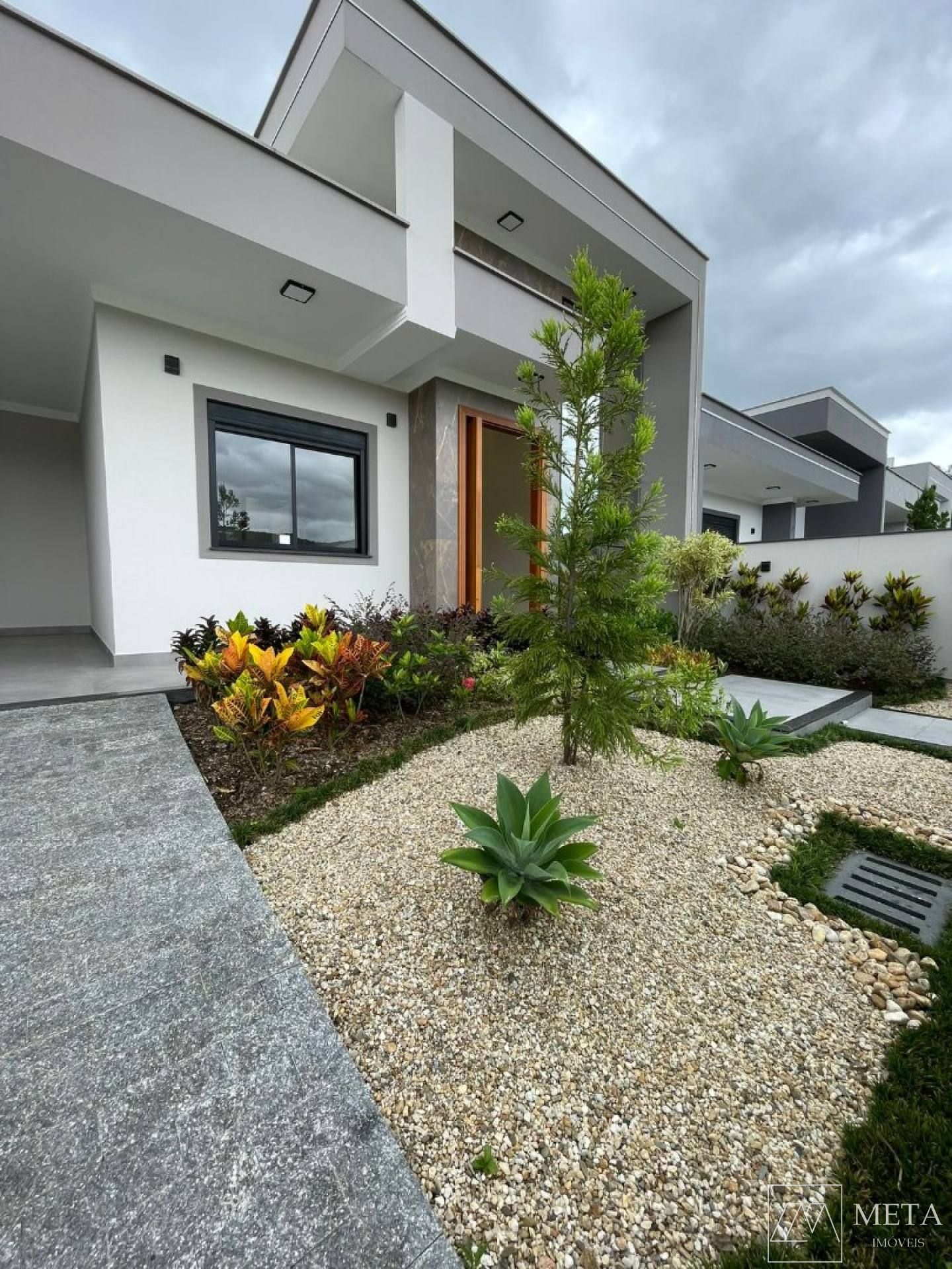 Casa alto padrão 3 dormitórios (1 suíte) em Forquilhas - São José/SC