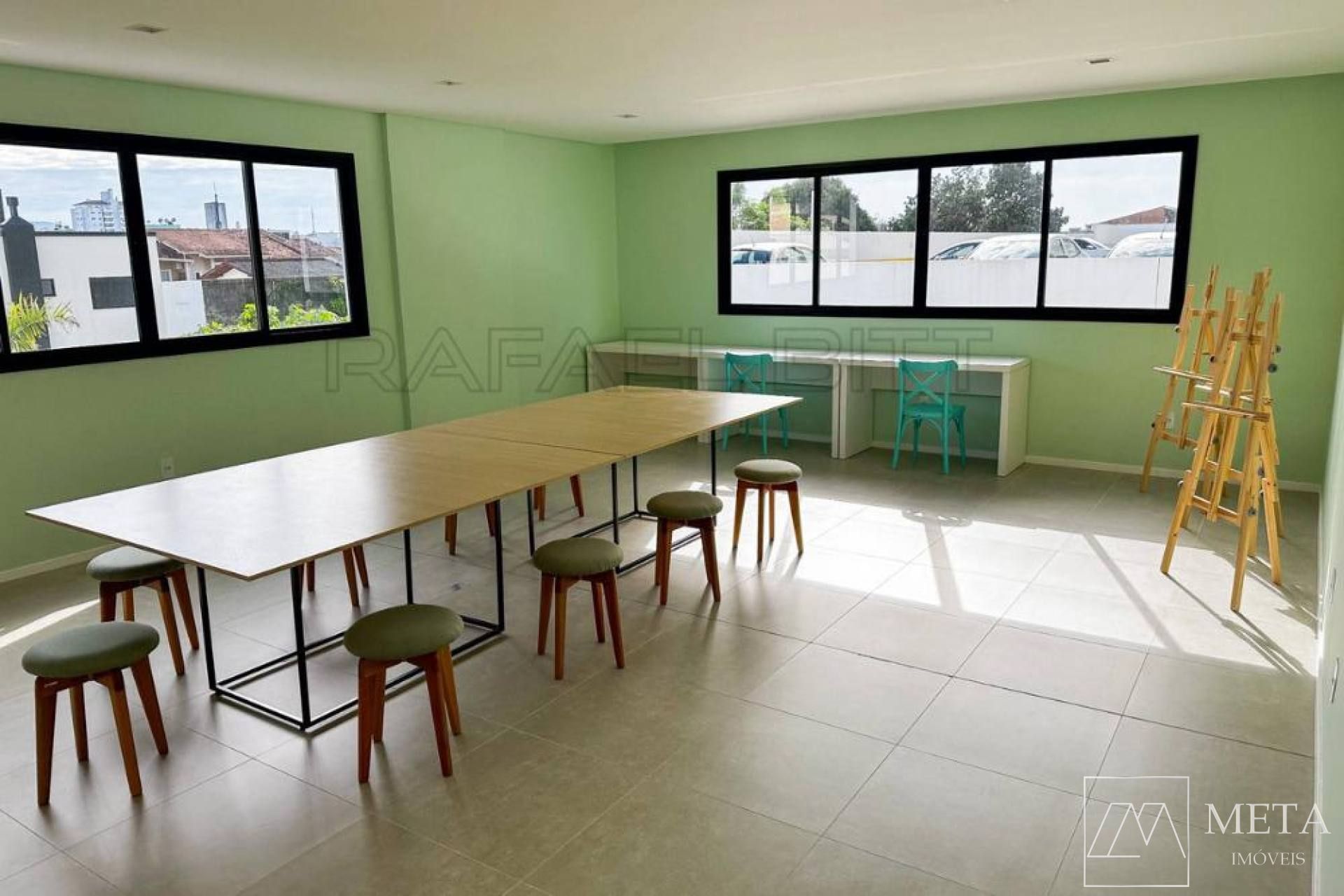 Apartamento com 3 dormitórios (1 suíte) em Areias - São José/SC