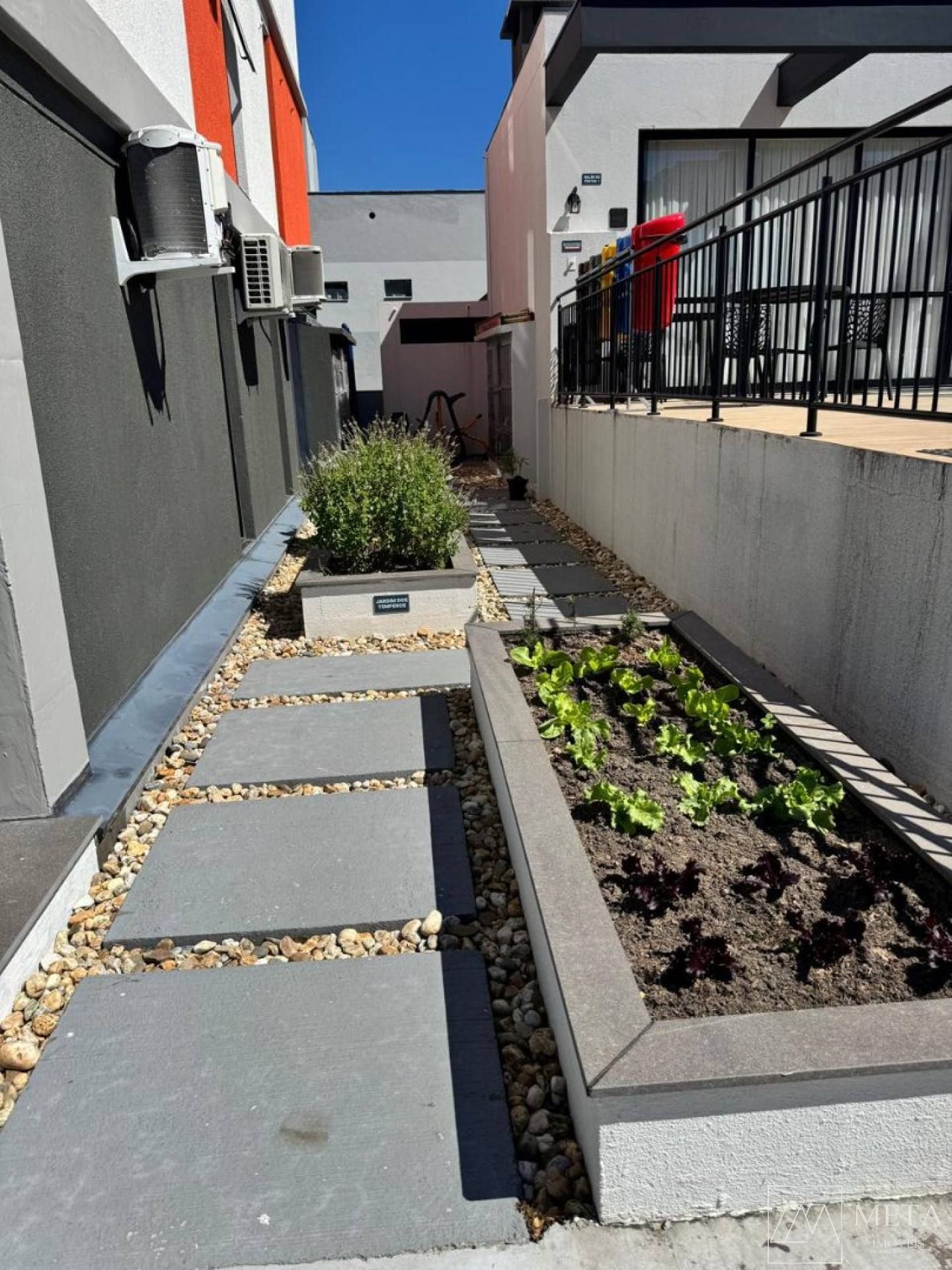 Apartamento com 2 dormitórios na Serraria - São José/SC