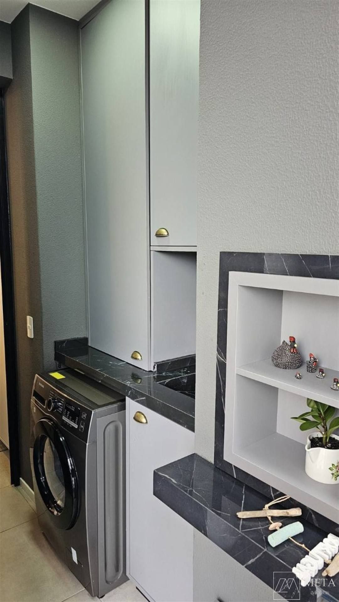 Apartamento com 3 dormitórios (1 suíte) em Areias - São José/SC