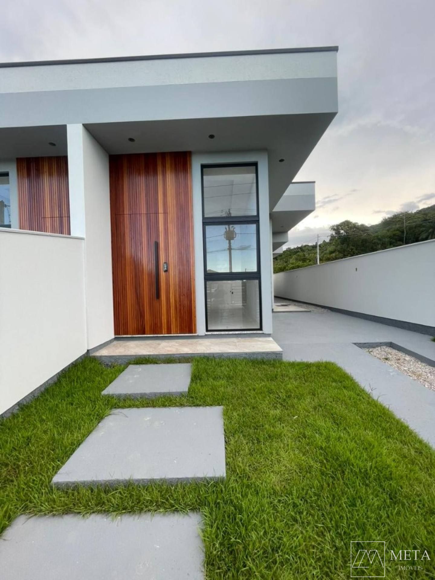 Casa com 2 dormitórios (1 suíte) em Forquilhas - São José/SC