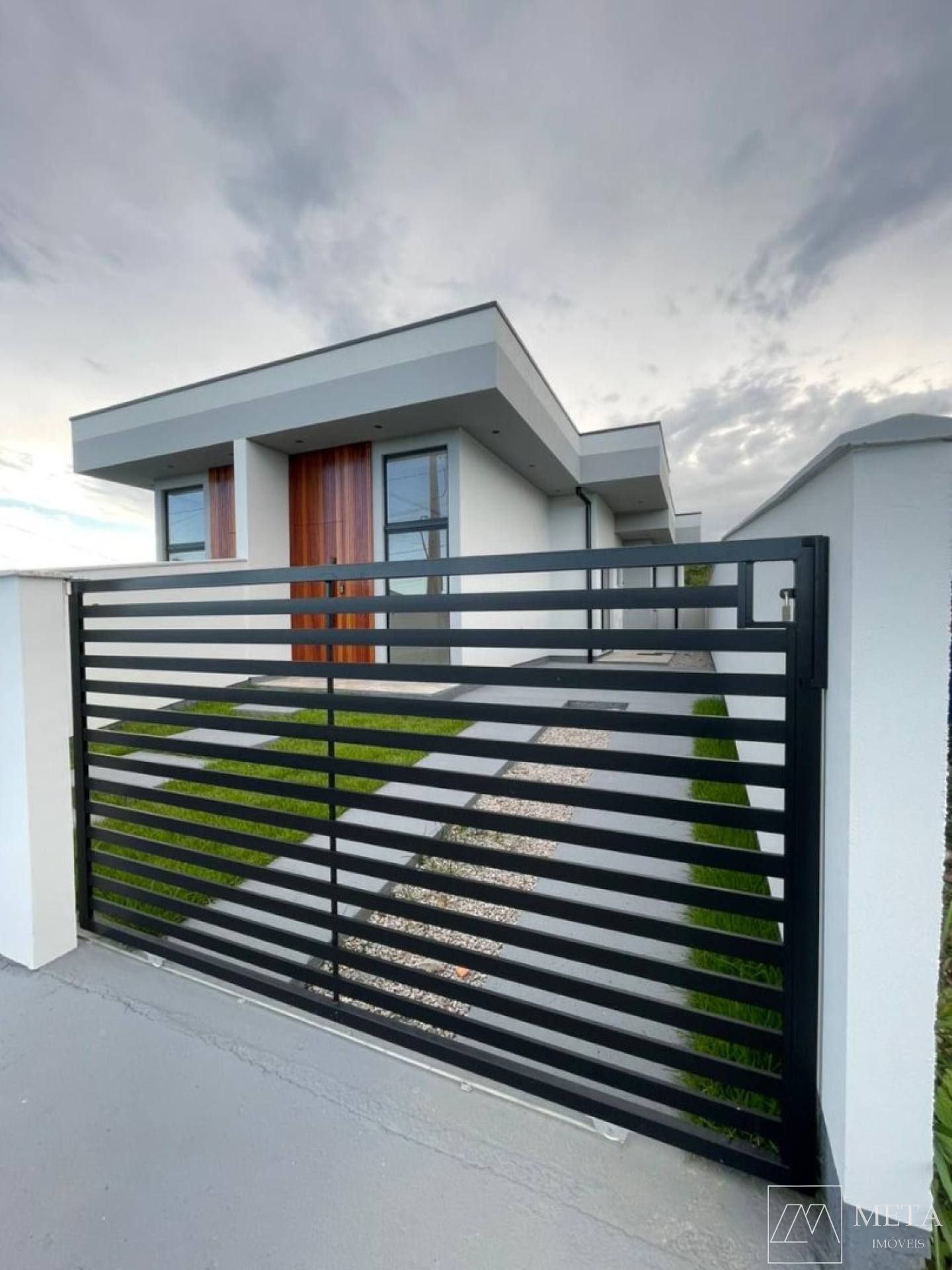 Casa com 2 dormitórios (1 suíte) em Forquilhas - São José/SC