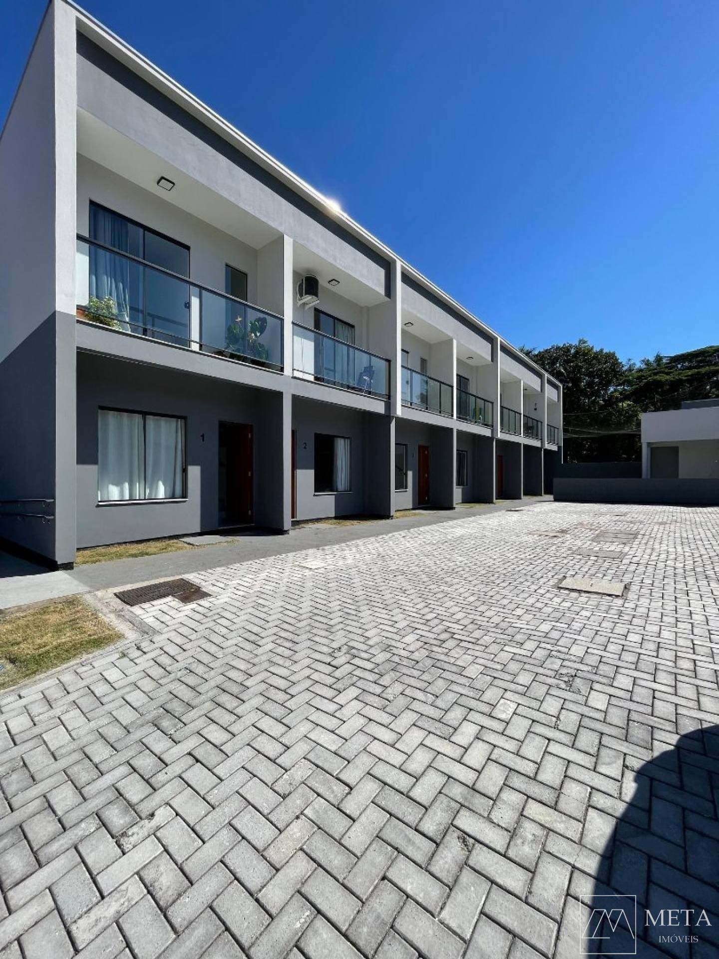 Sobrado com 2 dormitórios no Real parque - São José/SC