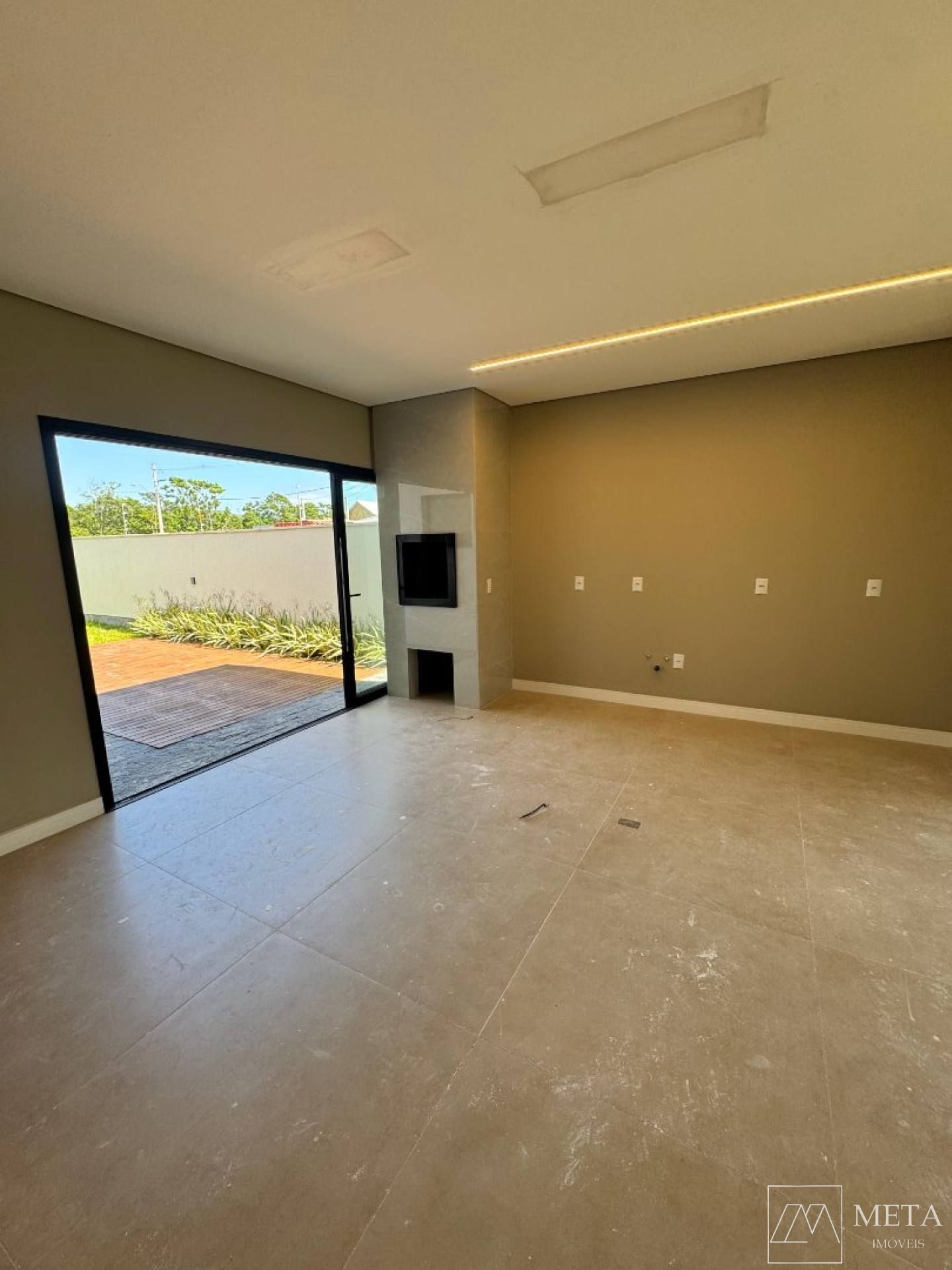 Casa com 3 dormitórios (1 suíte) em Areias - São José/SC