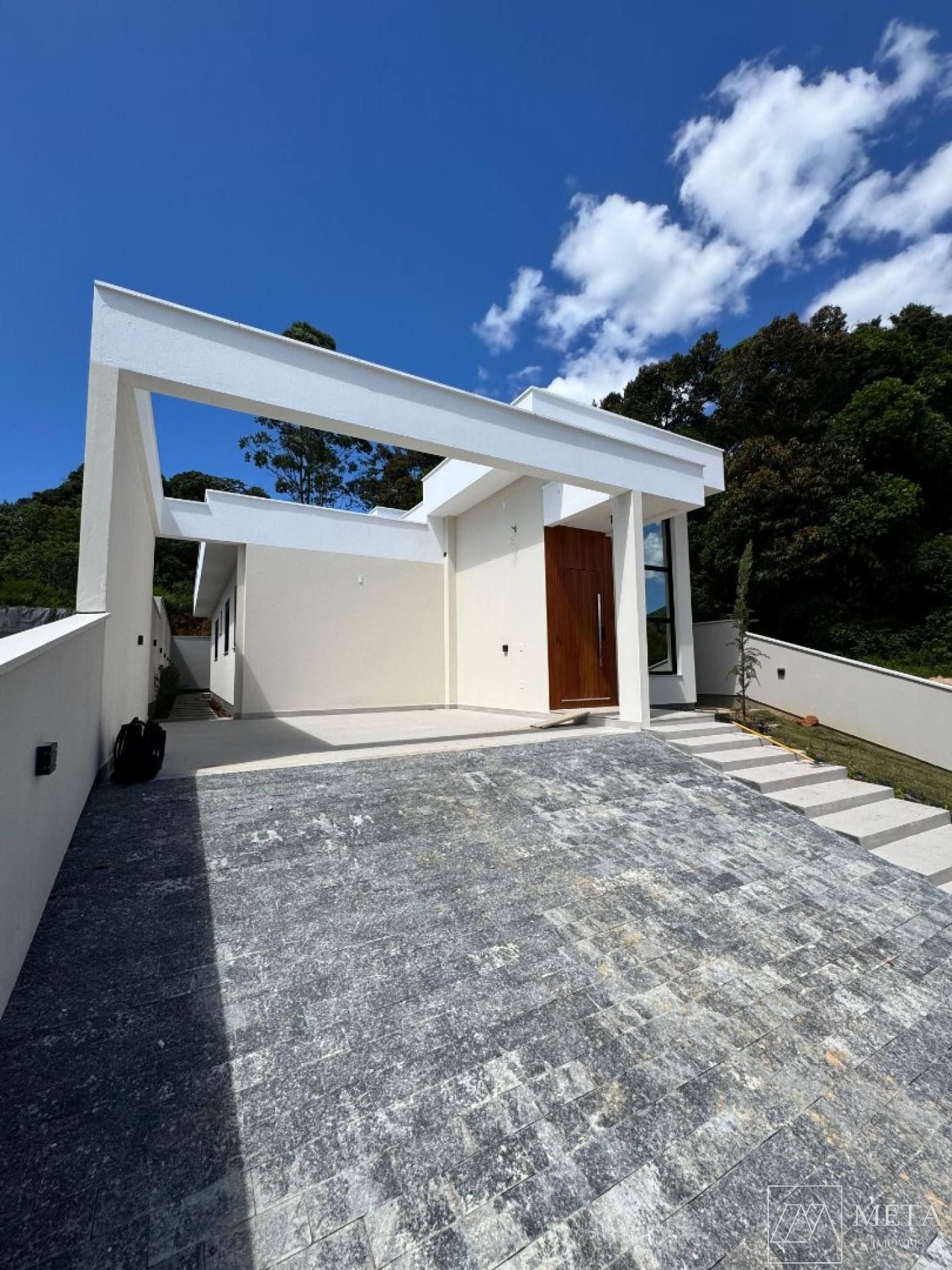 Casa com 3 dormitórios (1 suíte) em Forquilhas - São José/SC