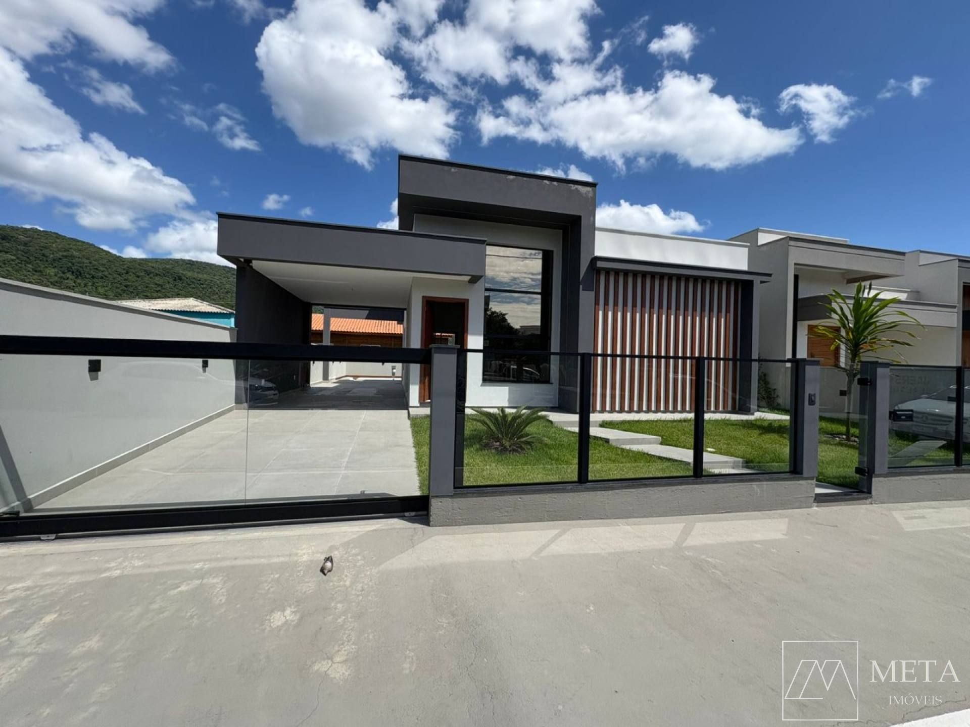 Casa com 3 dormitórios (1 suíte) em Forquilhas - São José/SC