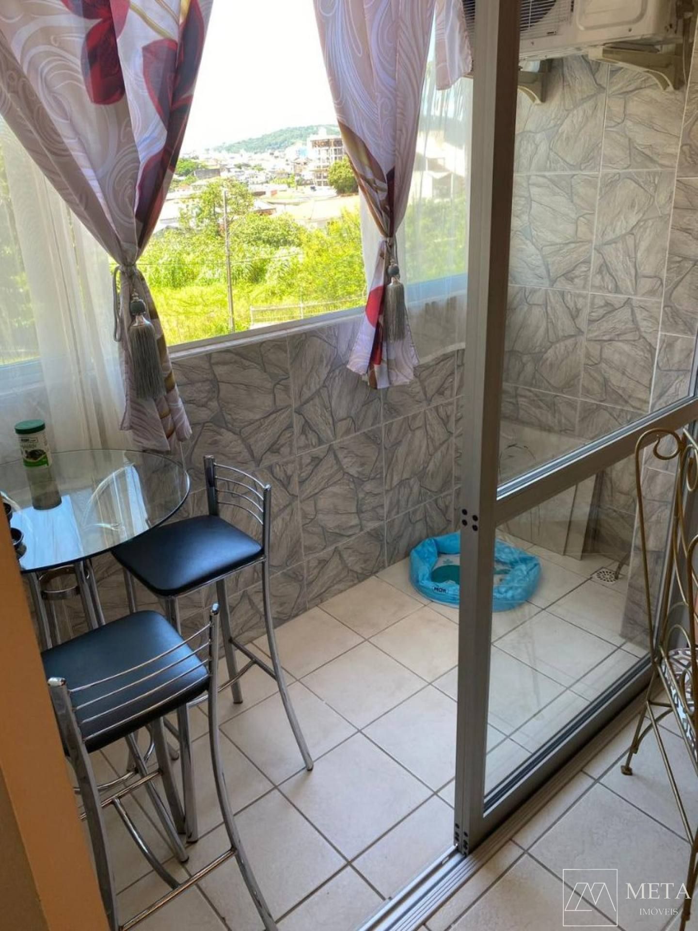 Apartamento com 2 dormitórios na Serraria - São José/SC