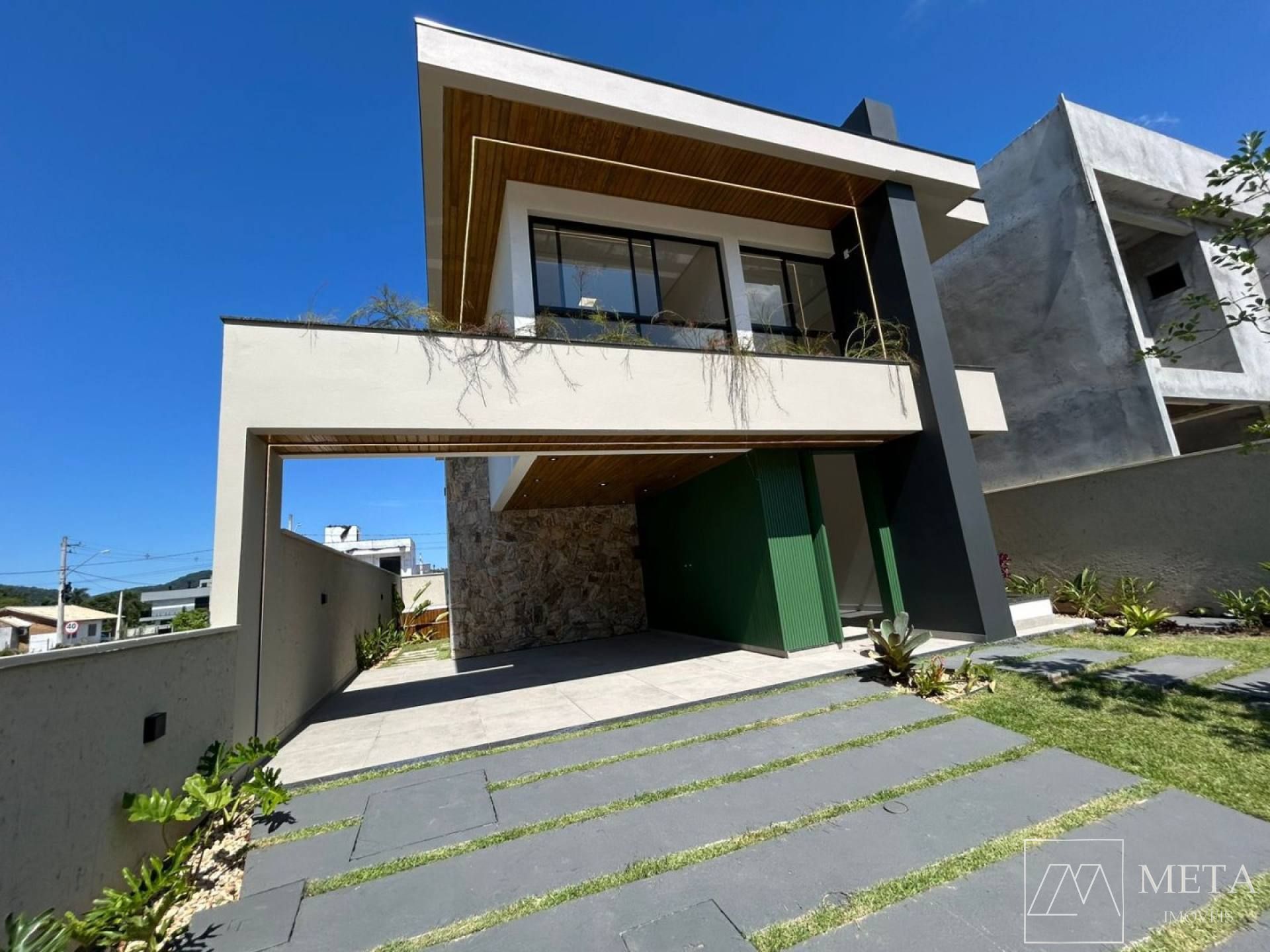 Sobrado com 3 dormitórios (1 suíte master) em Forquilhas - São José/SC