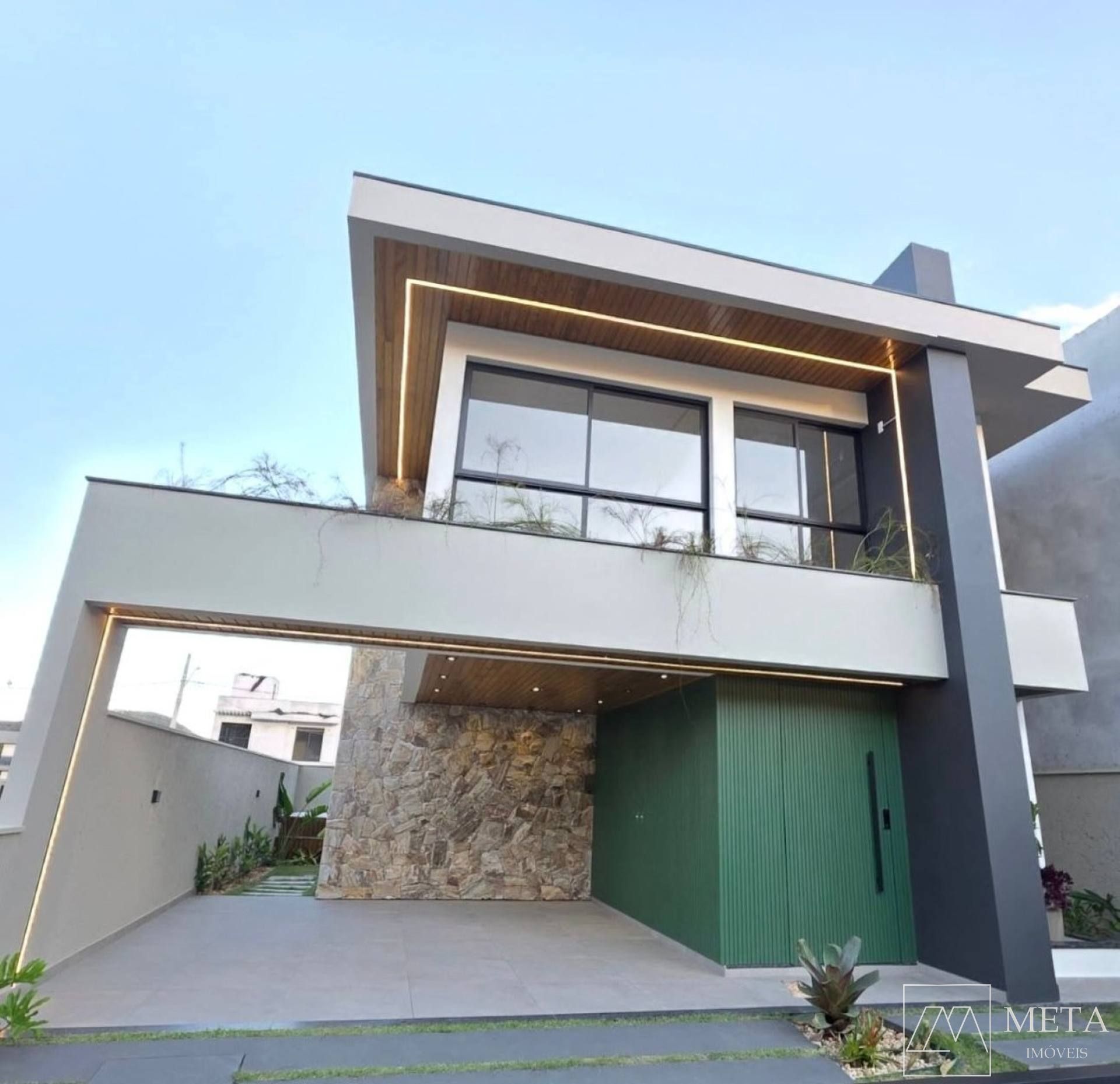 Sobrado com 3 dormitórios (1 suíte master) em Forquilhas - São José/SC