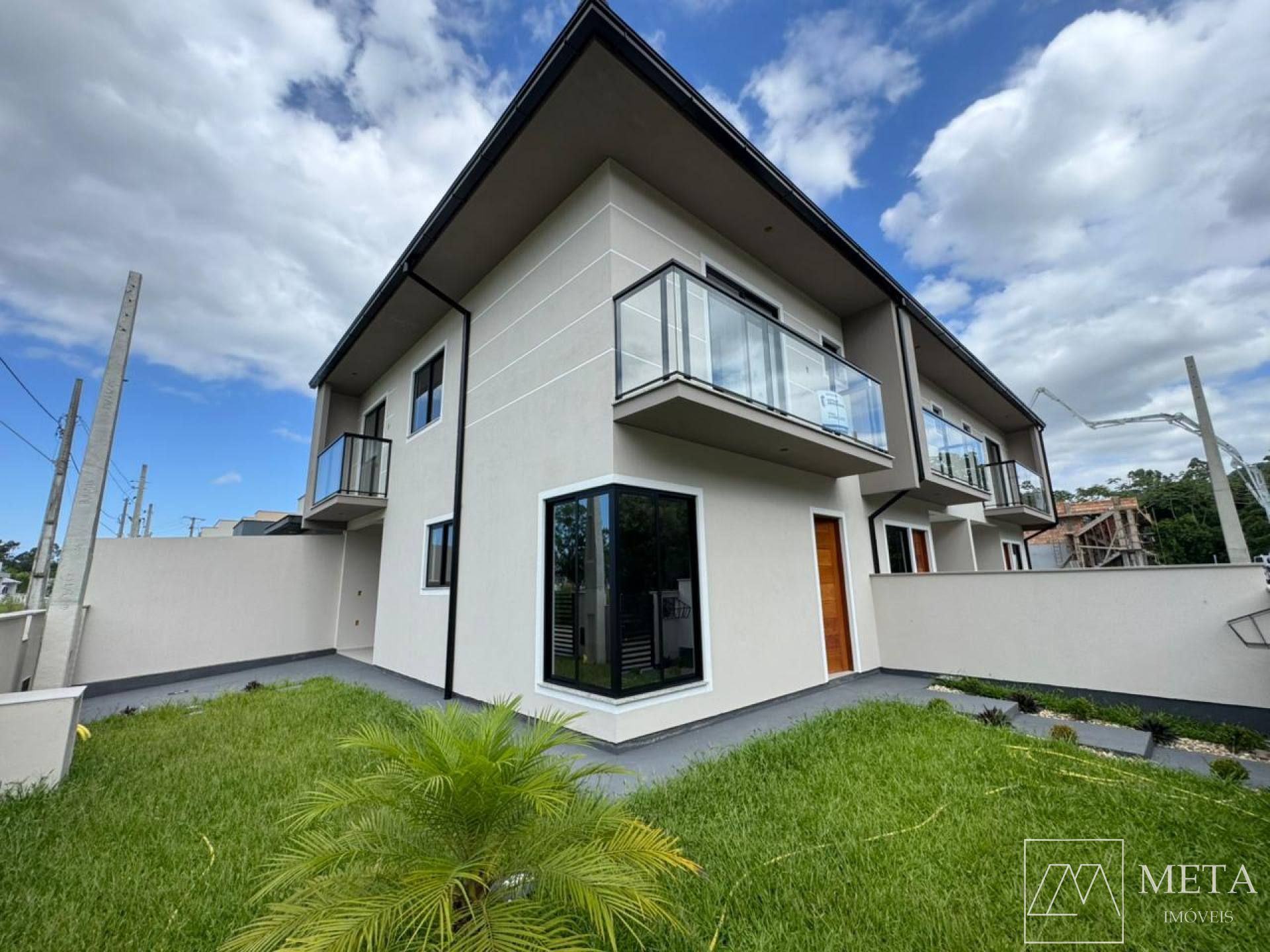 Sobrado com 3 dormitórios (1 suíte) em Forquilhas - São José/SC