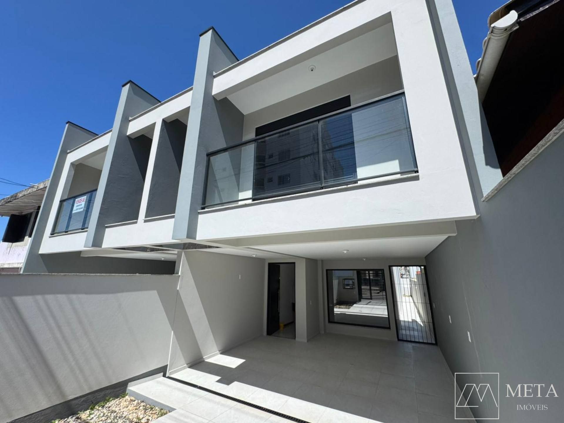 Sobrado com 3 dormitórios (1 suíte) em Barreiros - São José/SC