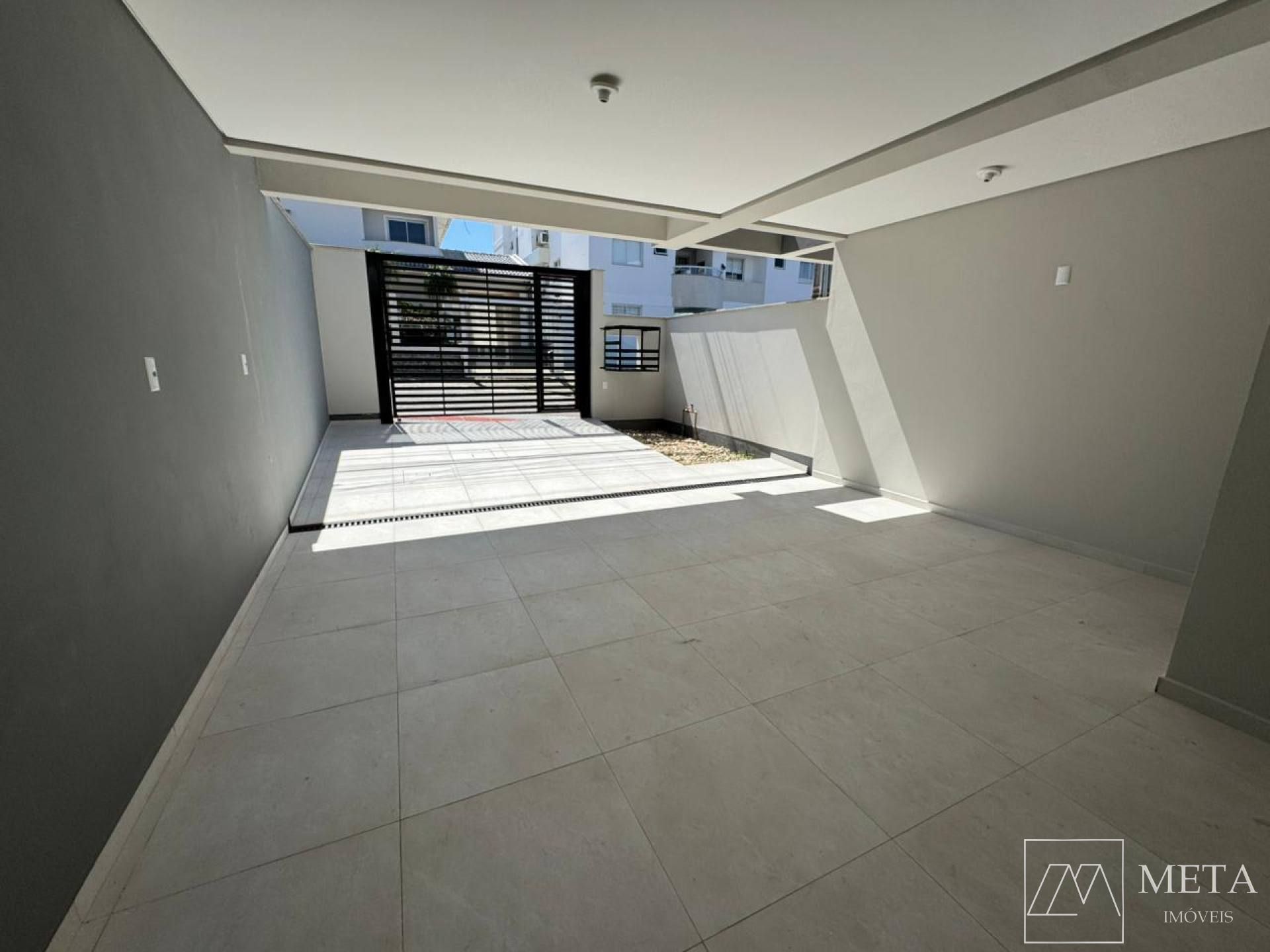 Sobrado com 3 dormitórios (1 suíte) em Barreiros - São José/SC