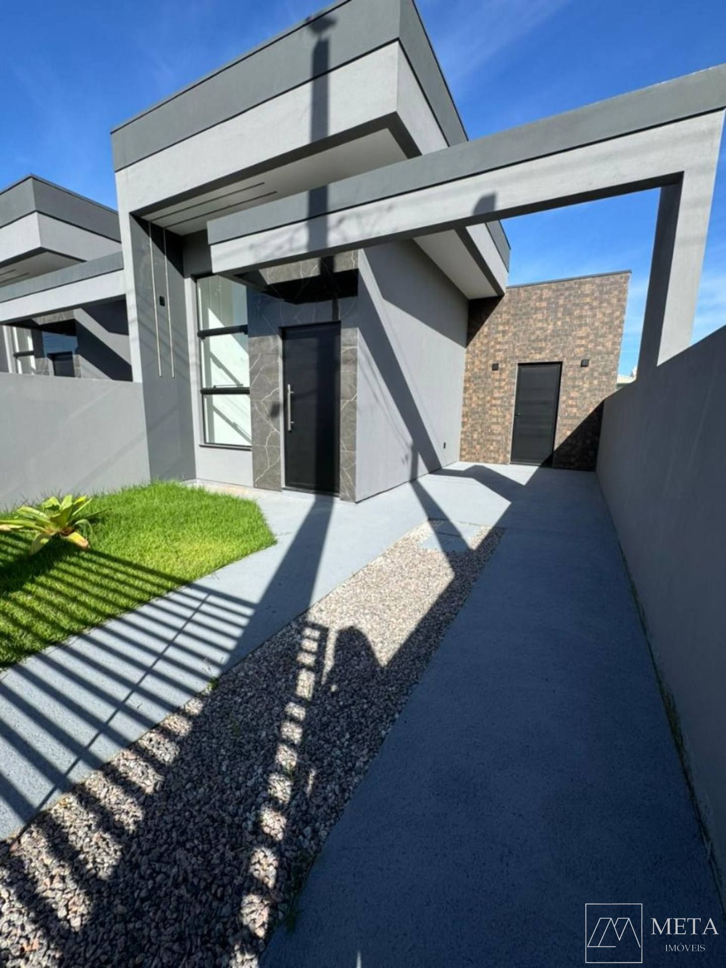 Casa com 2 dormitórios (1 suíte) em Serraria - São José/SC