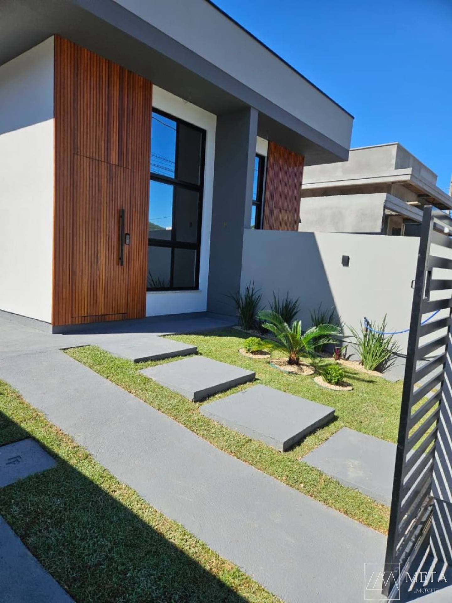 Casa com 2 dormitórios (1 suíte) em Forquilhas - São José/SC