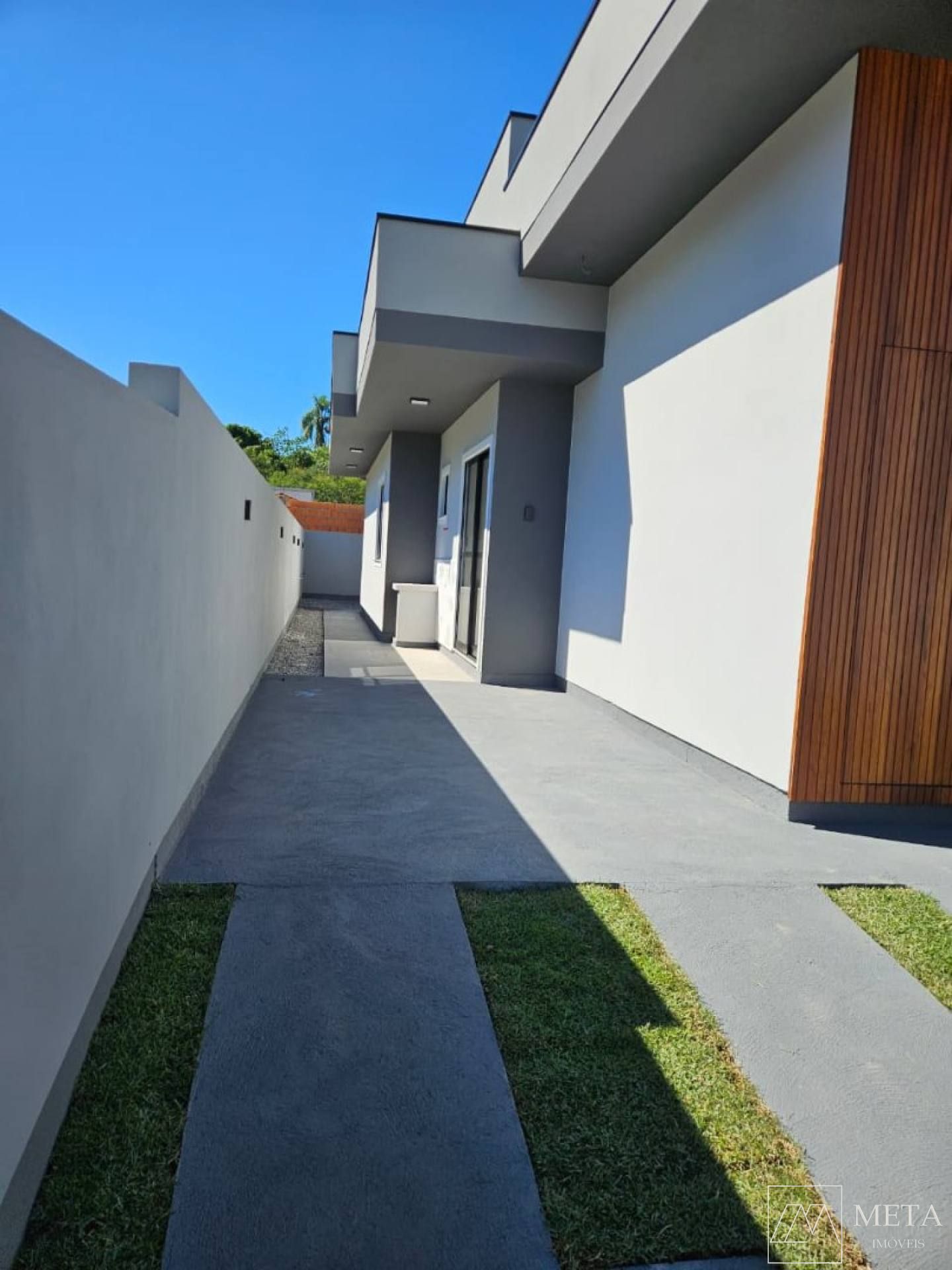 Casa com 2 dormitórios (1 suíte) em Forquilhas - São José/SC