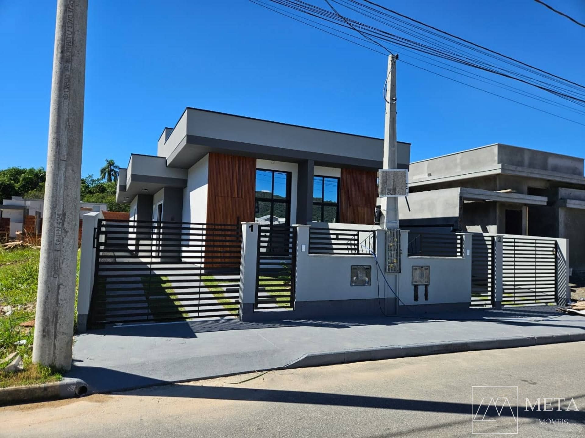 Casa com 2 dormitórios (1 suíte) em Forquilhas - São José/SC