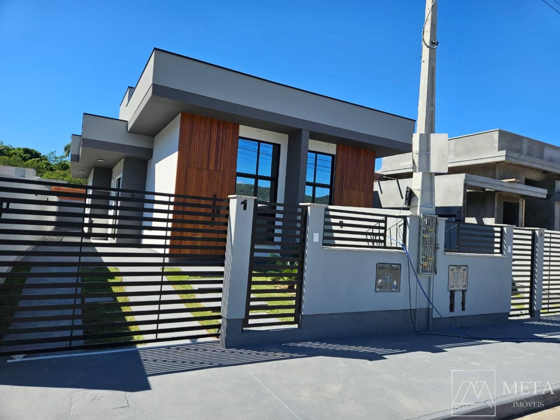 Casa com 2 dormitórios (1 suíte) em Forquilhas - São José/SC