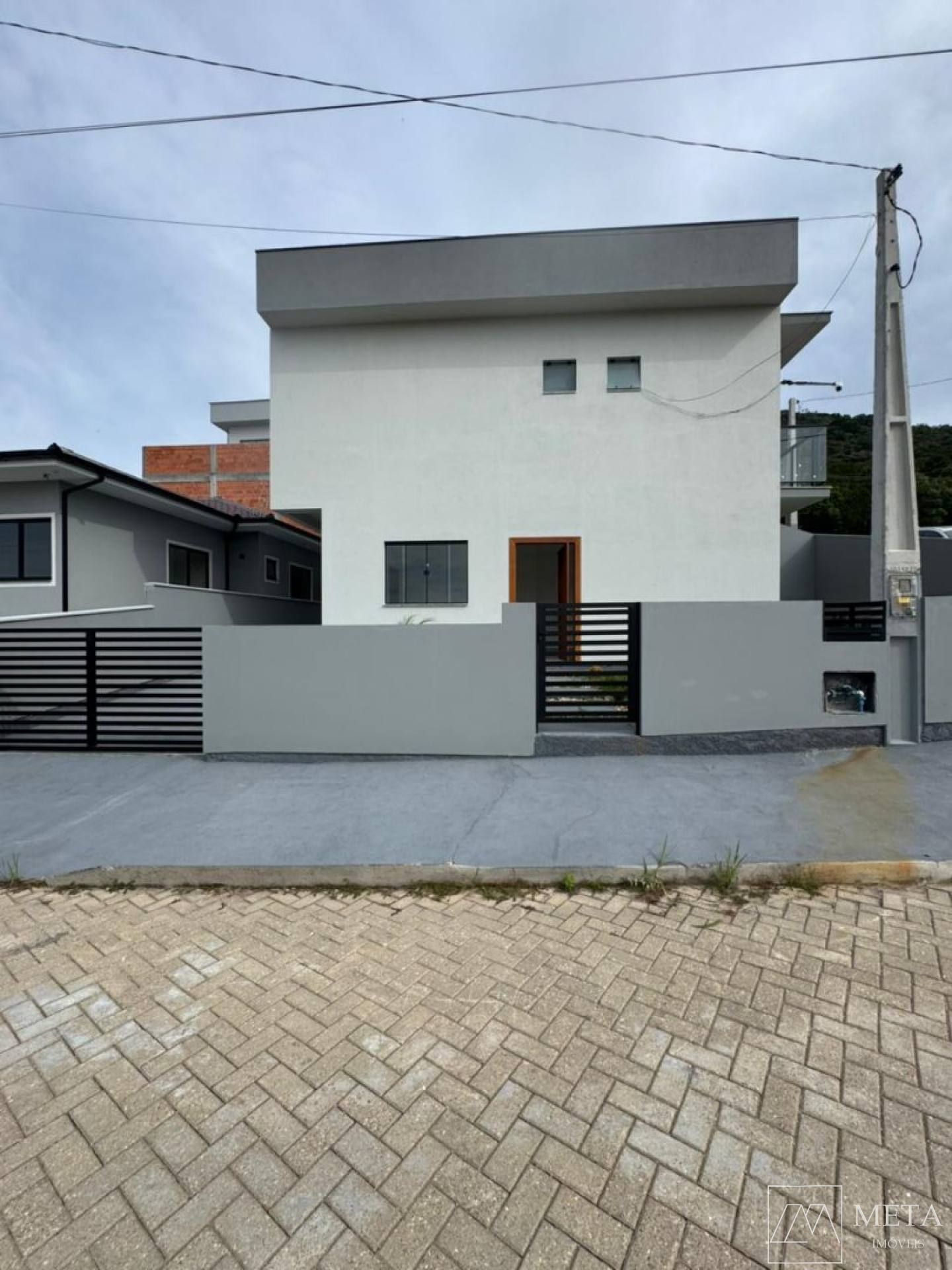 Sobrado com 3 dormitórios (1 suíte) em Forquilhas - São José/SC