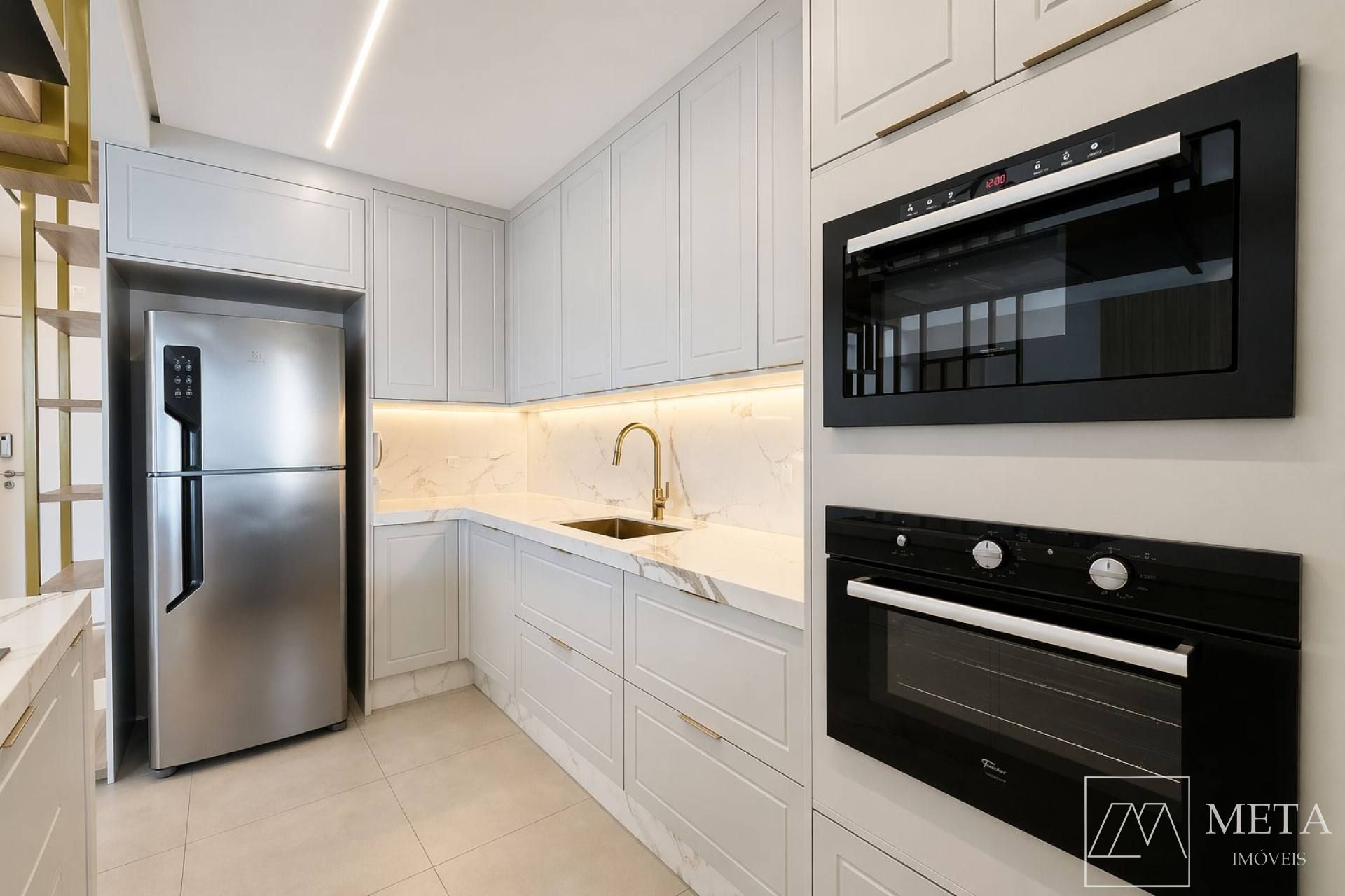 Apartamento com 3 dormitórios (2 suítes) em Barreiros - São José/SC
