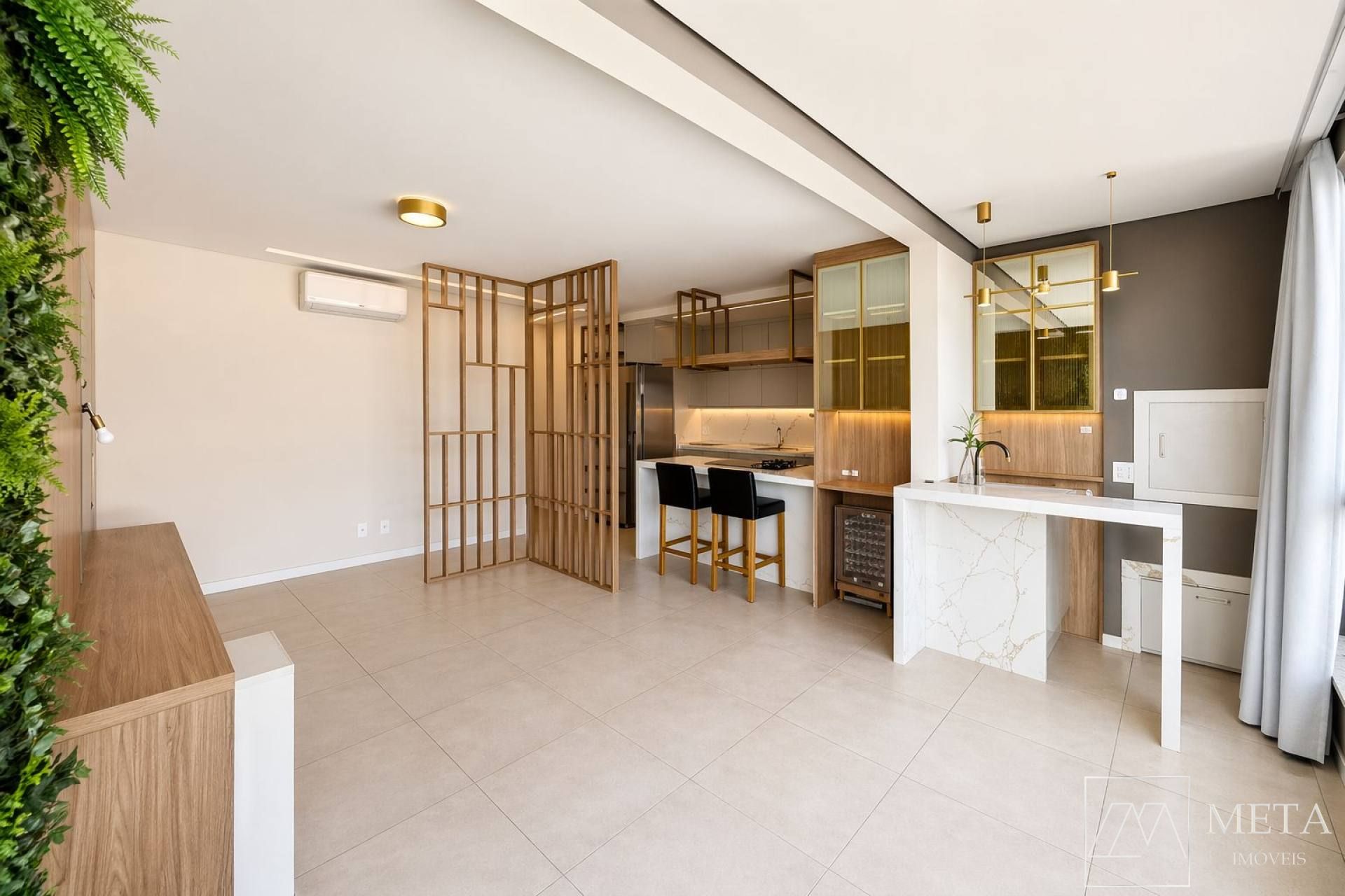 Apartamento com 3 dormitórios (2 suítes) em Barreiros - São José/SC