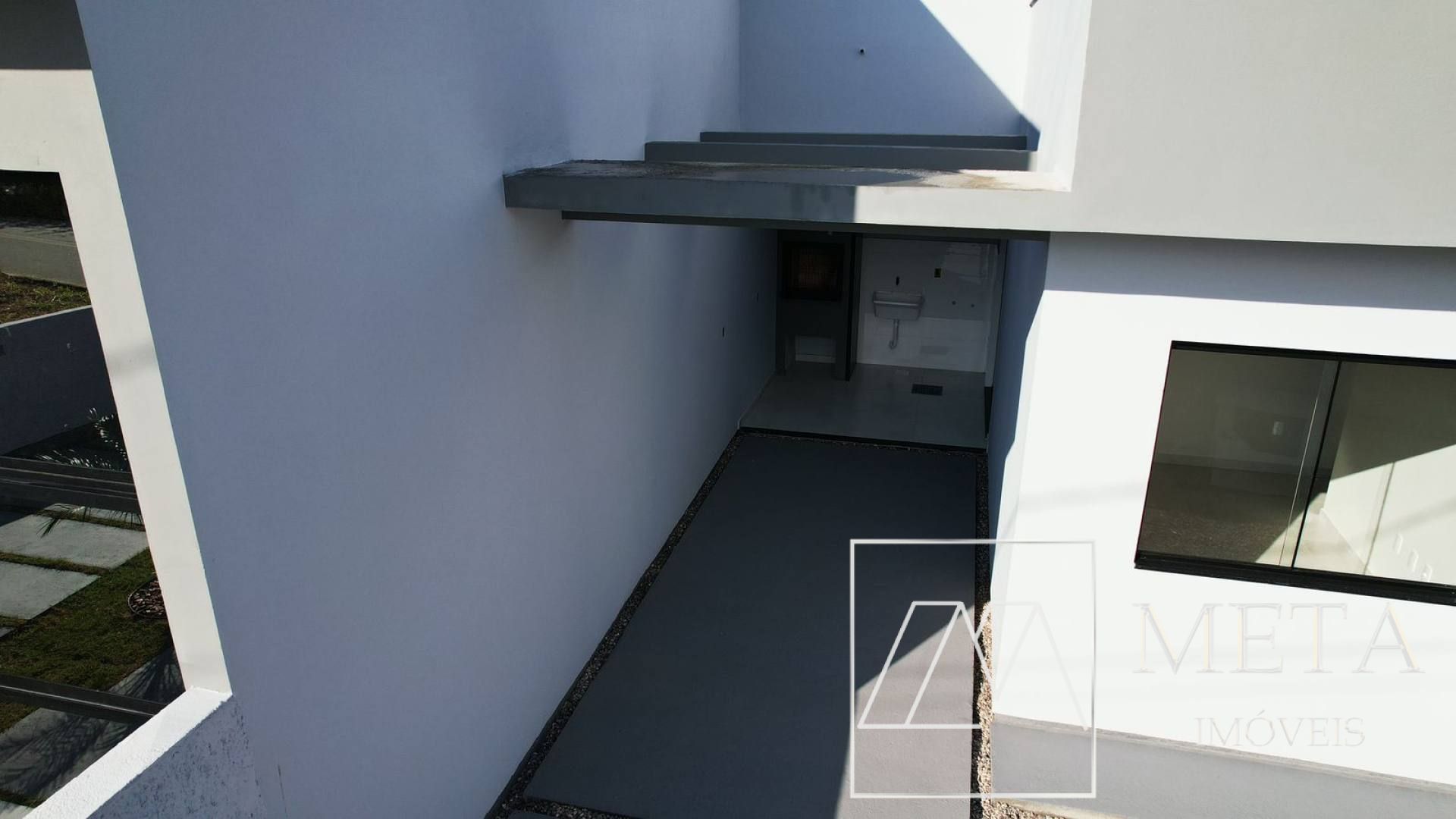 Casas Novas na Guarda do Cubatão – Terreno de Esquina na Avenida Principal