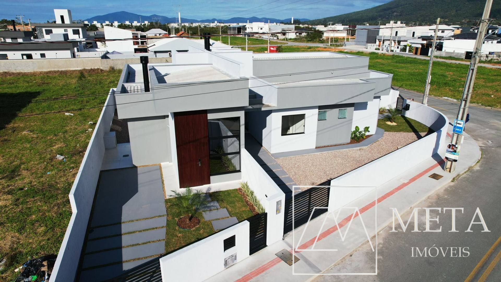 Casas Novas na Guarda do Cubatão – Terreno de Esquina na Avenida Principal