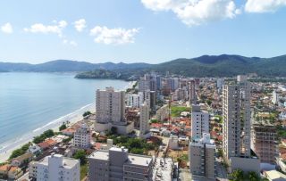 IMÓVEL A 200 METROS DO MAR COM 02 SUÍTES