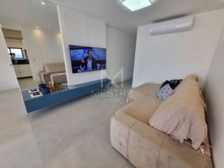 MORE EM UM APARTAMENTO QUADRA MAR