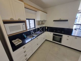 MORE EM UM APARTAMENTO QUADRA MAR