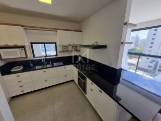 MORE EM UM APARTAMENTO QUADRA MAR