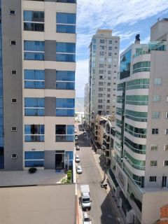 MORE EM UM APARTAMENTO QUADRA MAR