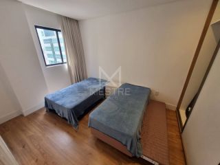 MORE EM UM APARTAMENTO QUADRA MAR