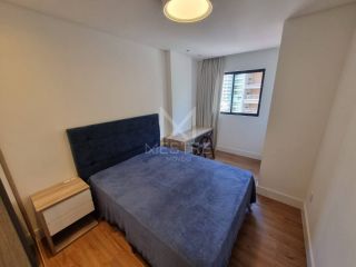 MORE EM UM APARTAMENTO QUADRA MAR
