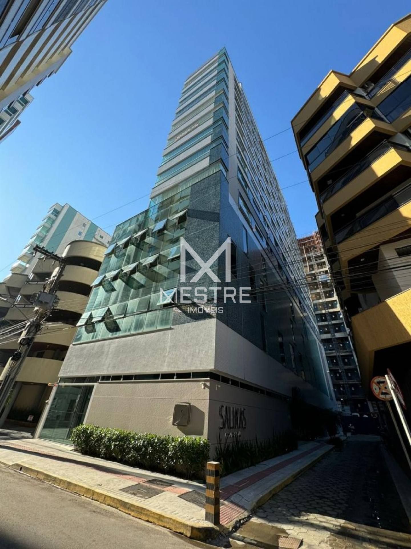 APARTAMENTO DIFERENCIADO NO CORAÇÃO DA MEIA PRAIA