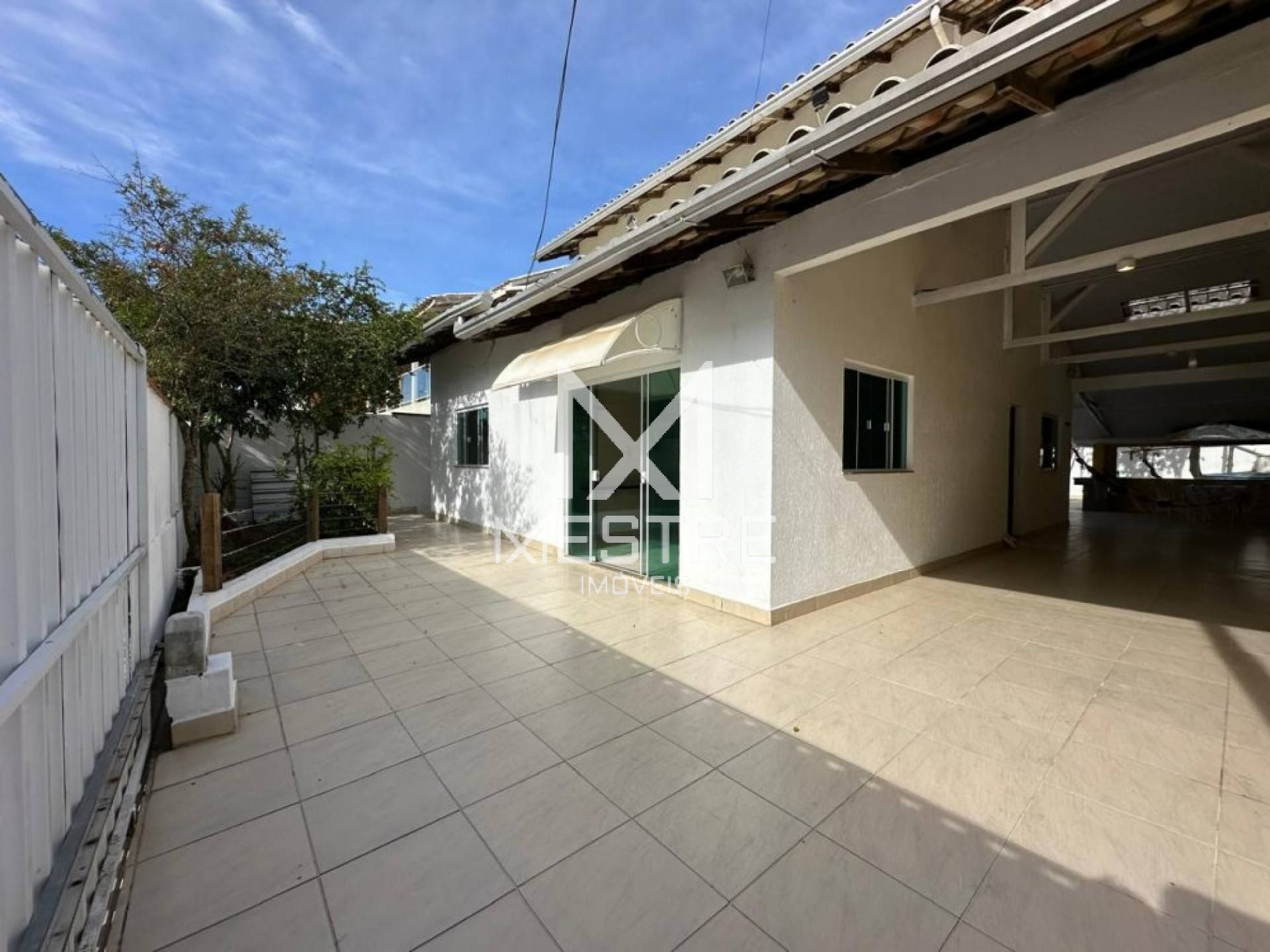 CASA COM 2 PAVIMENTOS NO BAIRRO JARDIM DOURADO