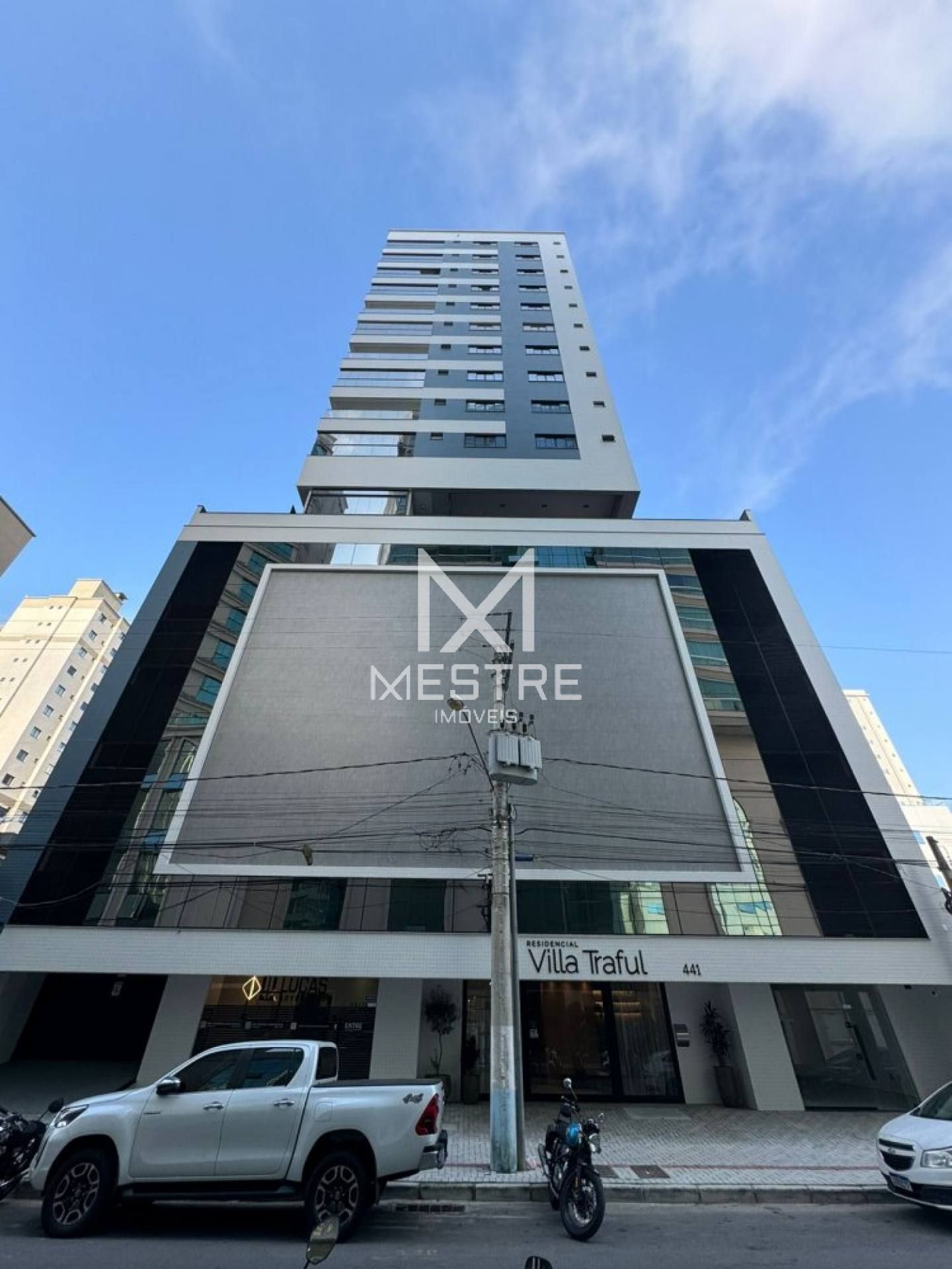 APARTAMENTO FINAMENTE MOBILIADO EM MEIA PRAIA