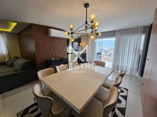 LINDO APARTAMENTO NO CORAÇÃO DA MEIA PRAIA